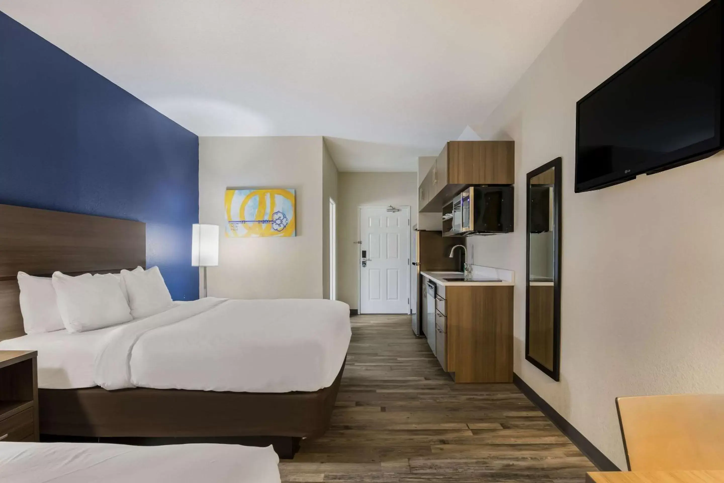 Bedroom, TV/Entertainment Center in MainStay Suites Joliet I-55