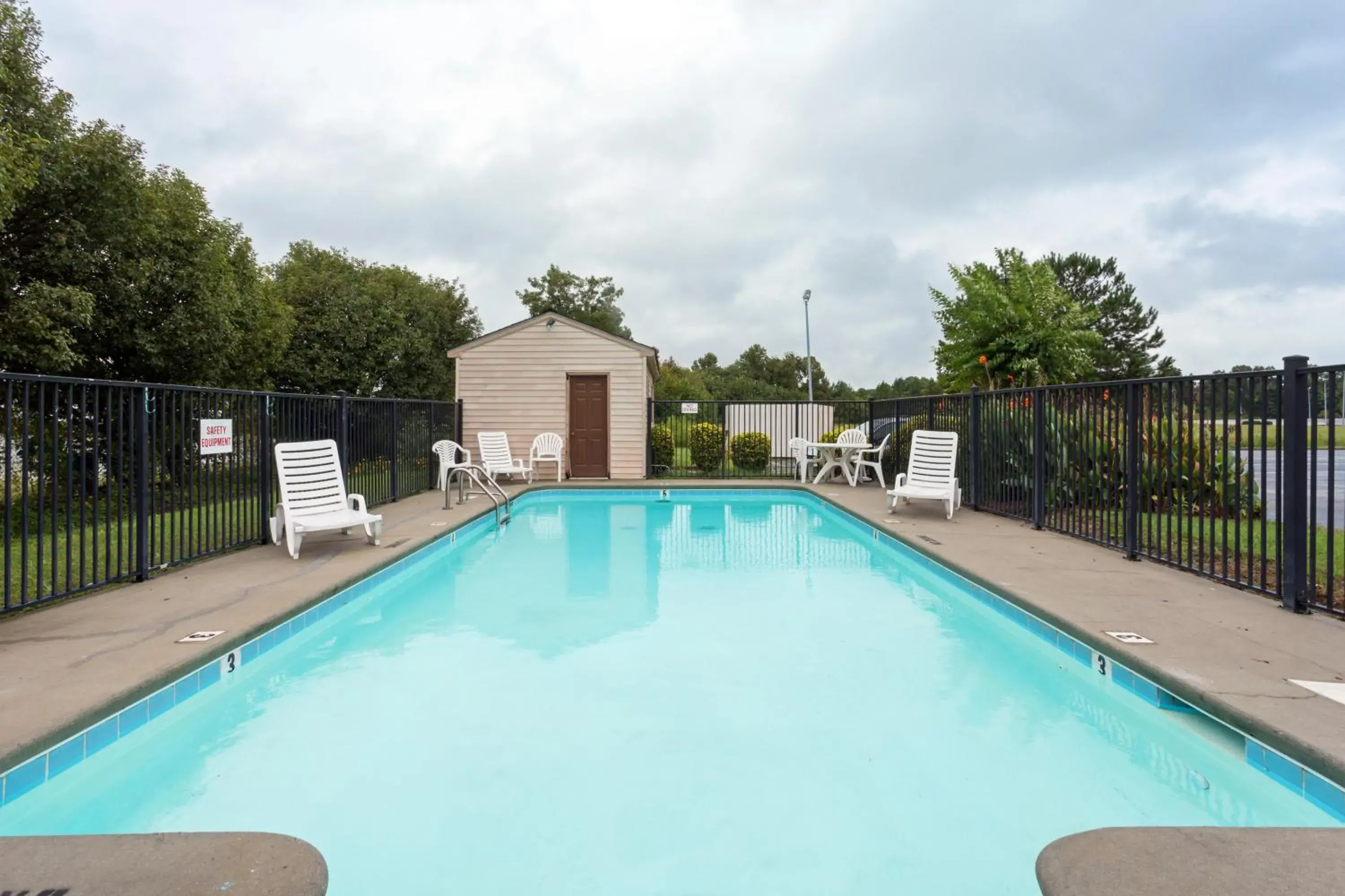 Swimming pool, Property Building in Days Inn by Wyndham Clinton