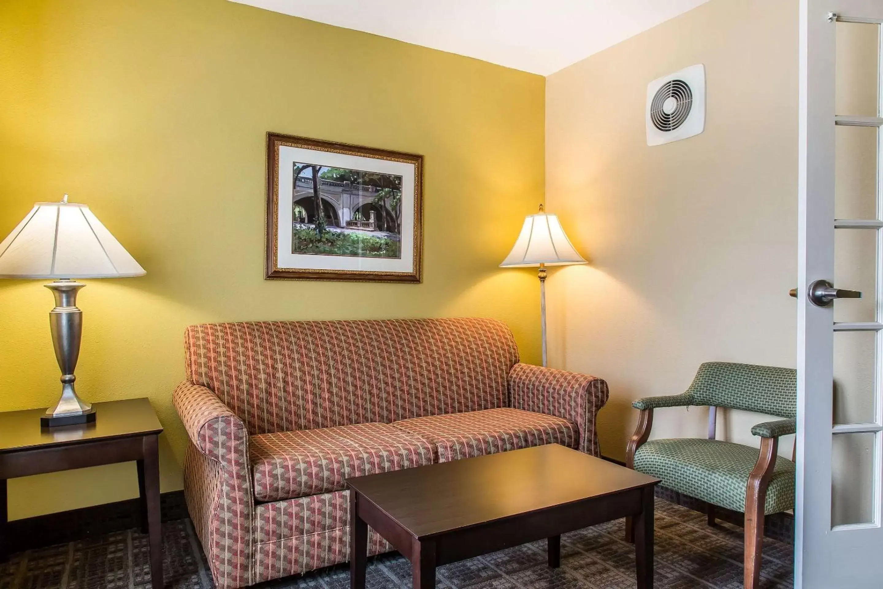 Photo of the whole room, Seating Area in Clarion Hotel & Suites Hamden - New Haven