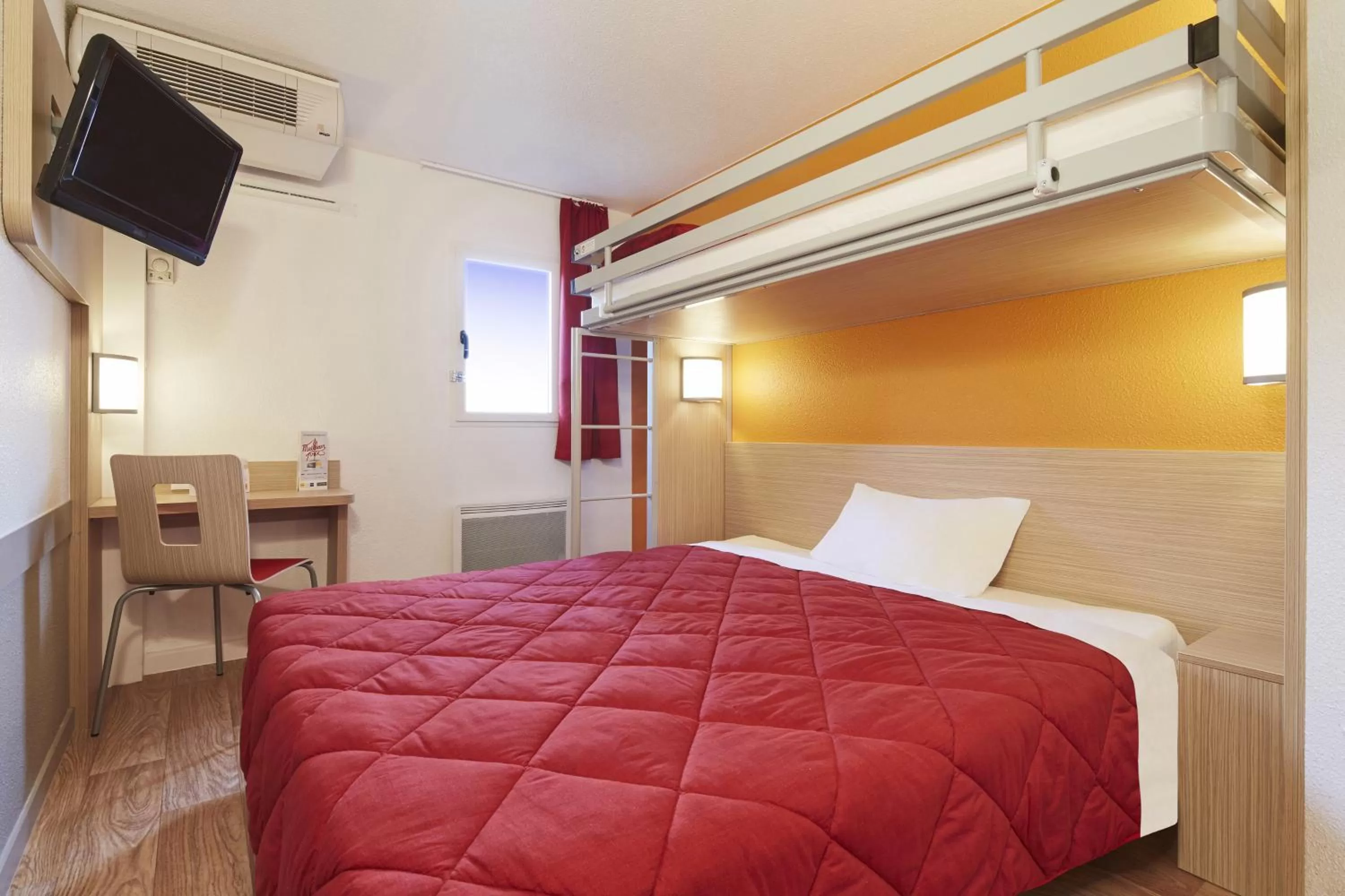 Bedroom, Bed in Premiere Classe Roissy CDG - Paris Nord 2 - Parc des Expositions
