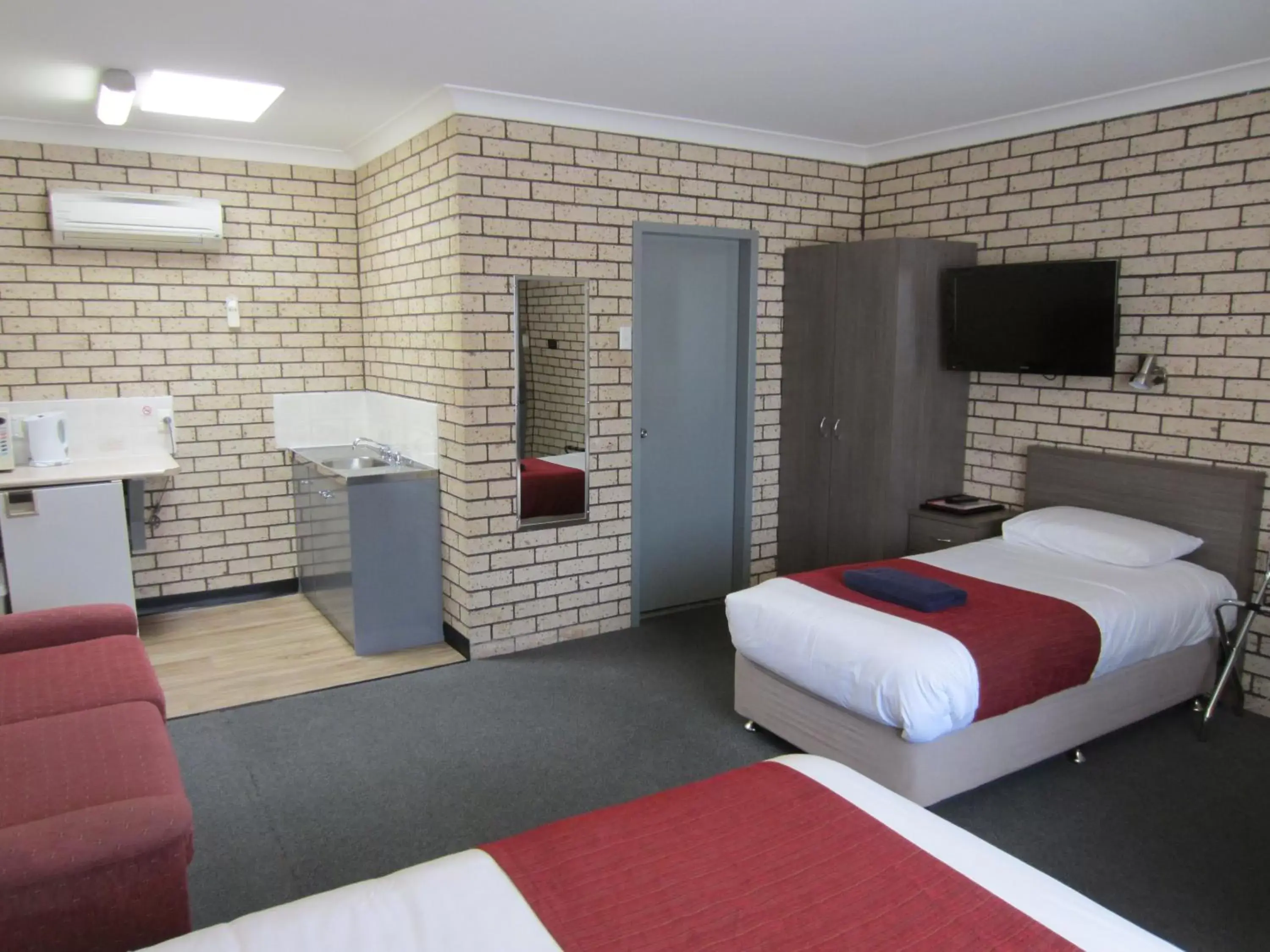 Photo of the whole room, Bed in Cowra Crest Motel