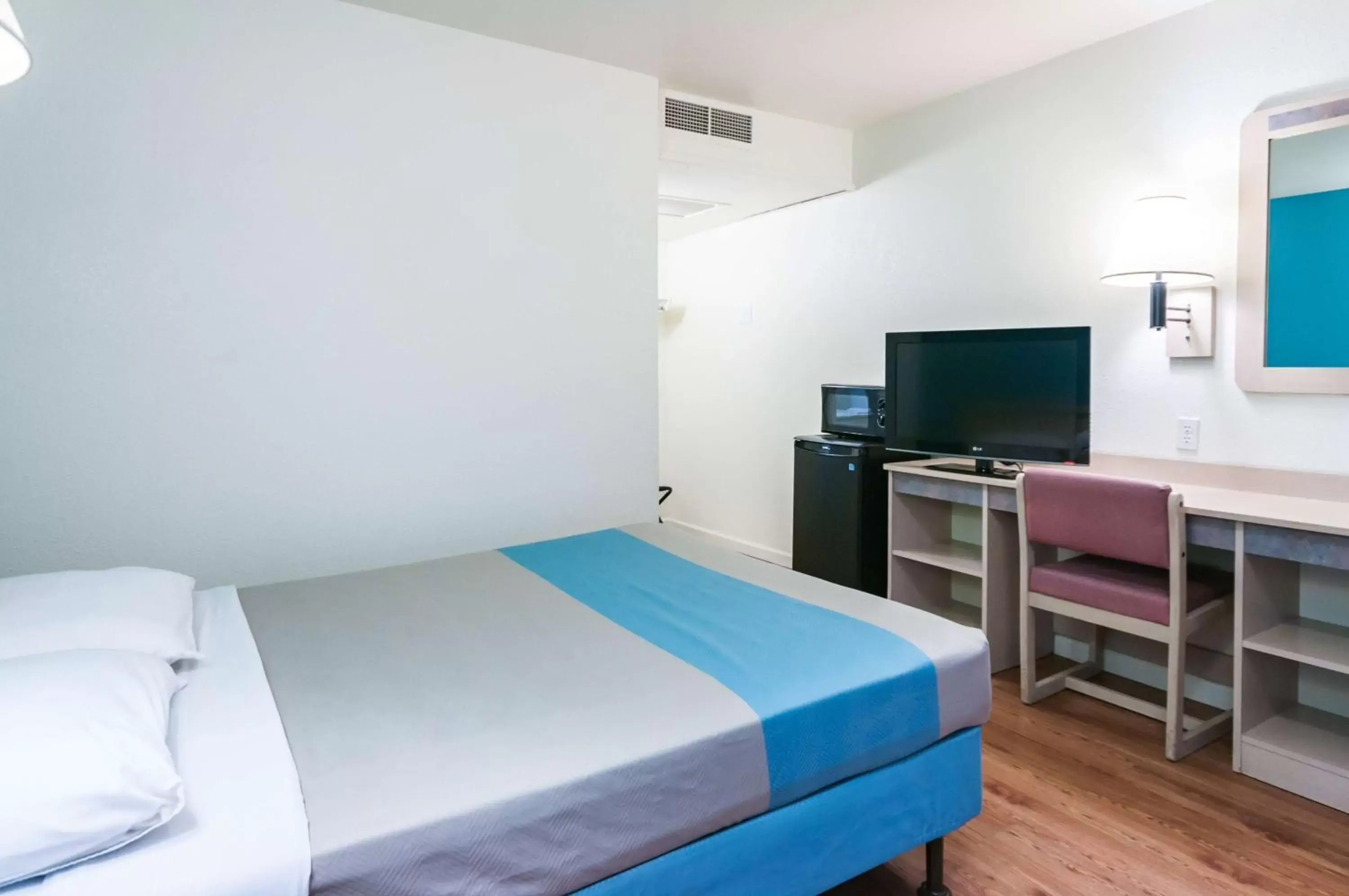 TV and multimedia, Bed in Motel 6-Green River, UT TV and multimedia, Bed in Motel 6-Green River, UT