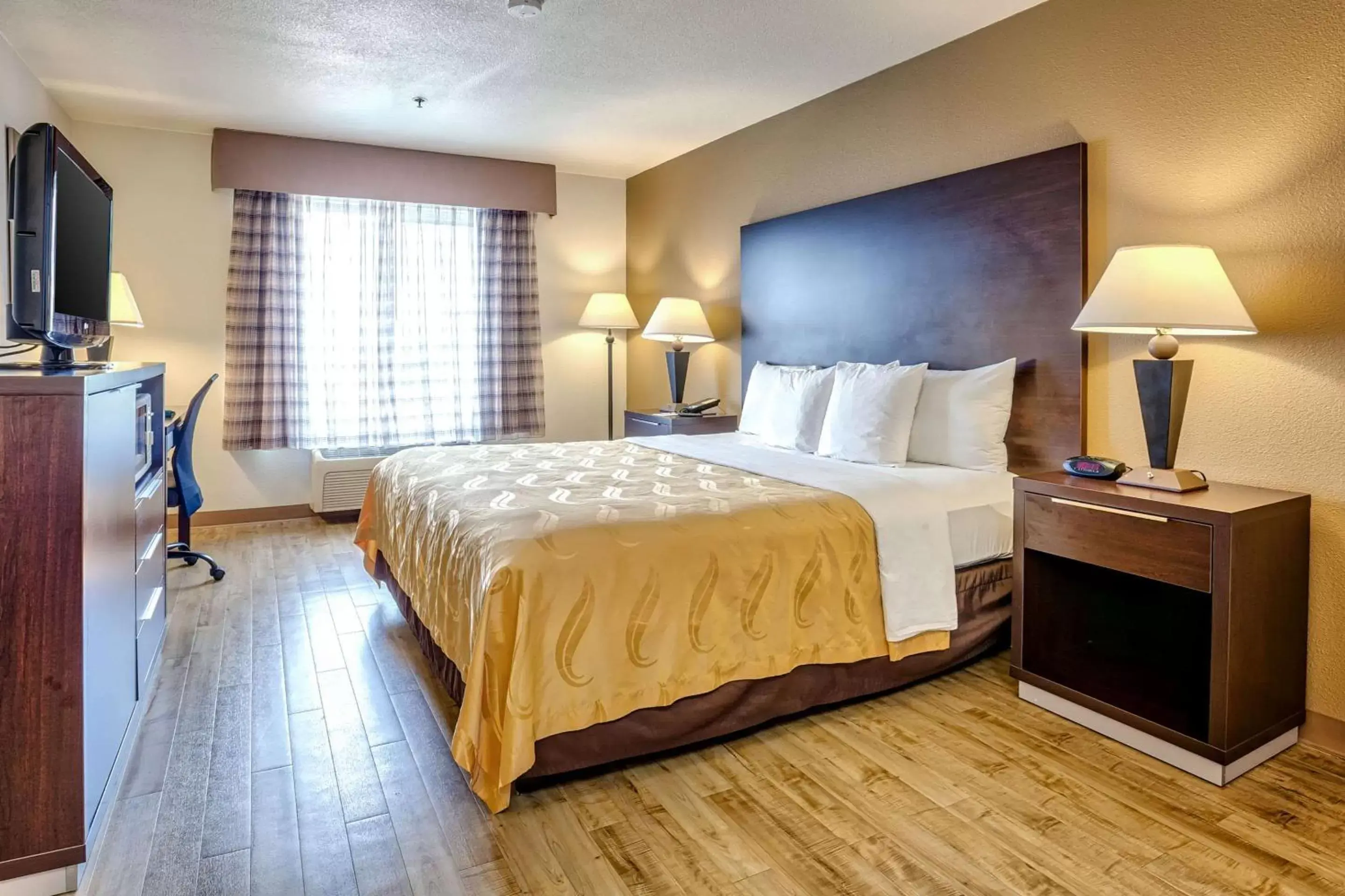 Photo of the whole room, Bed in Quality Inn near Six Flags Discovery Kingdom-Napa Valley