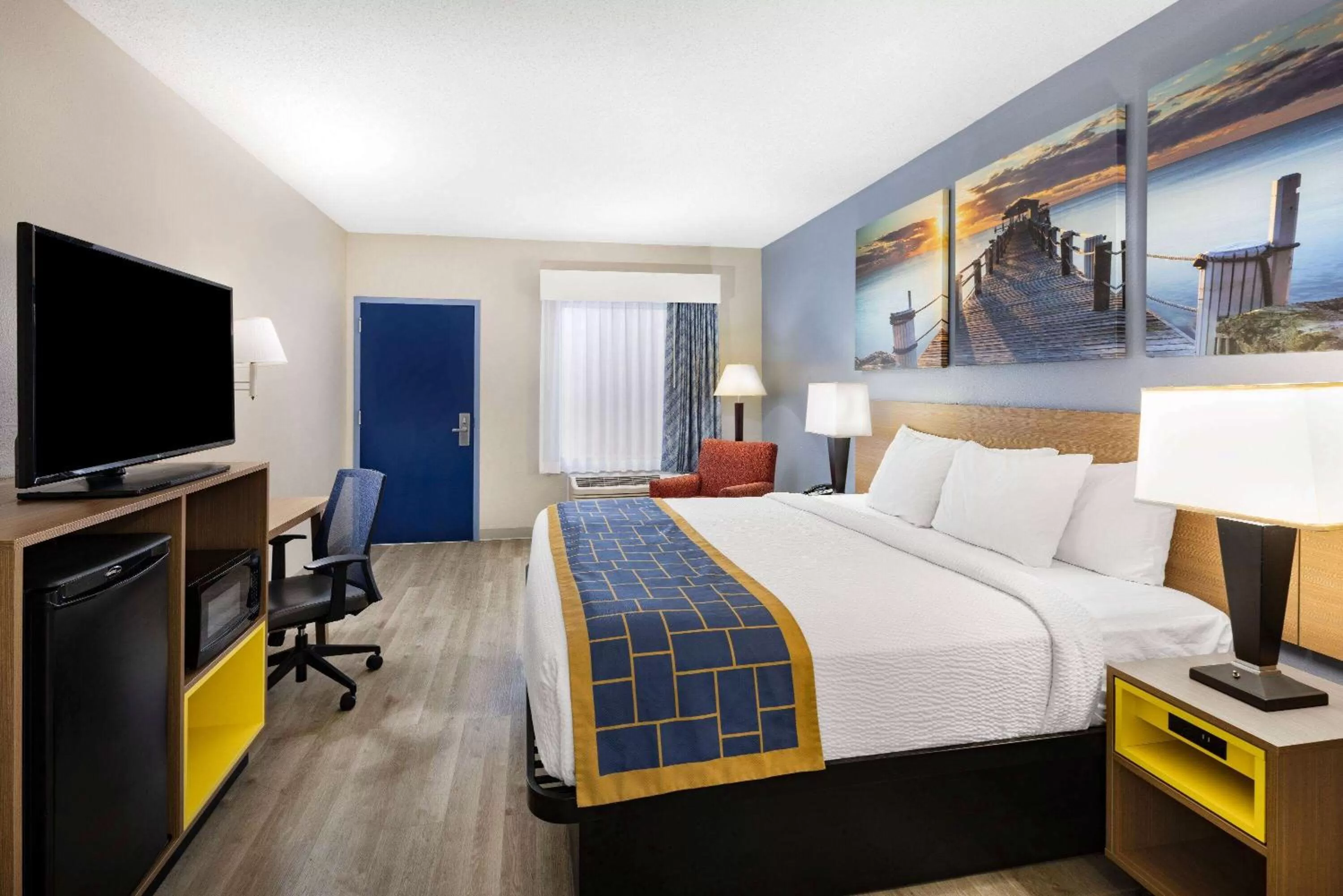 Photo of the whole room, Bed in Days Inn & Suites by Wyndham Savannah Midtown