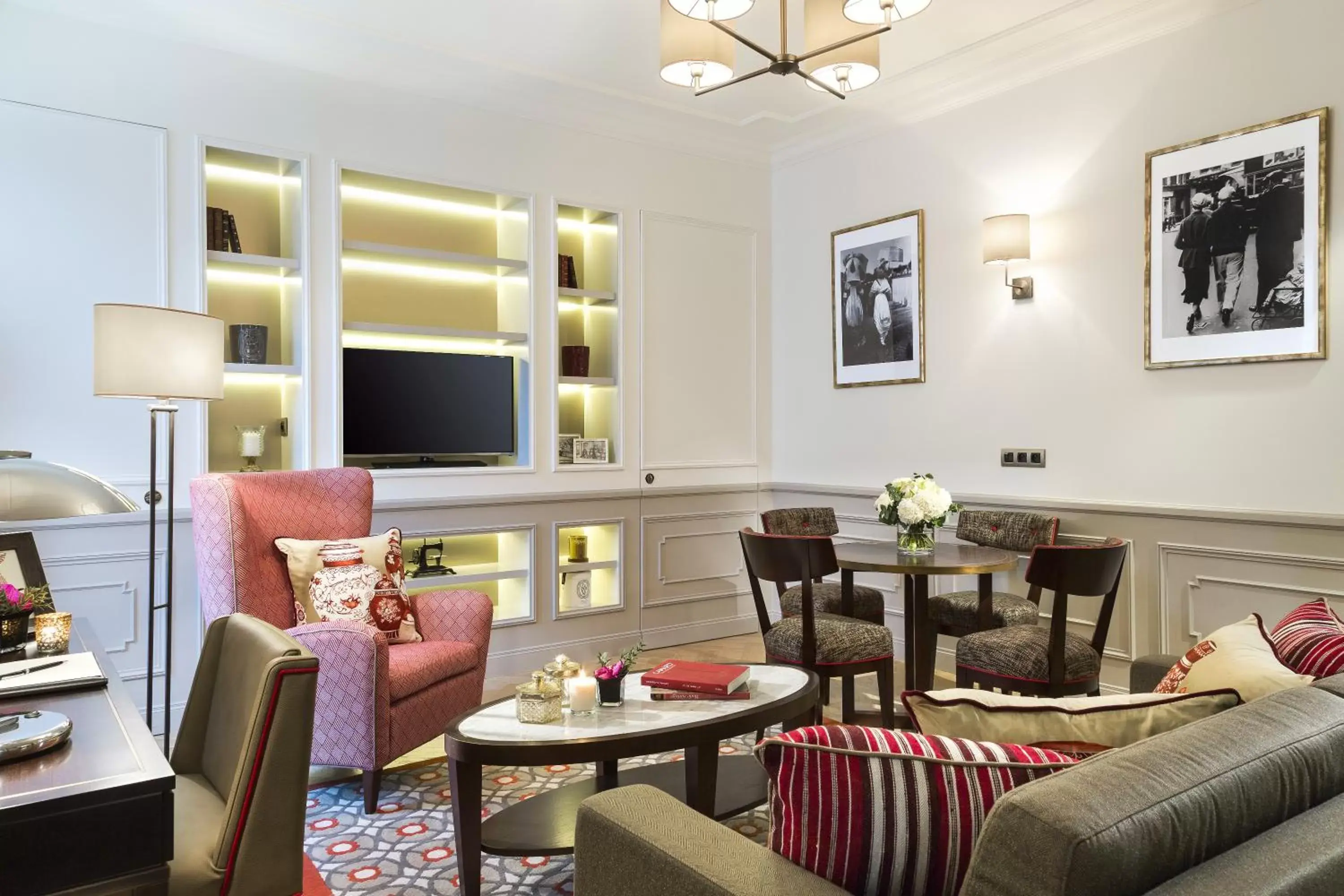 Deluxe Two-Bedroom Apartment in La Clef Tour Eiffel Paris by The Crest Collection