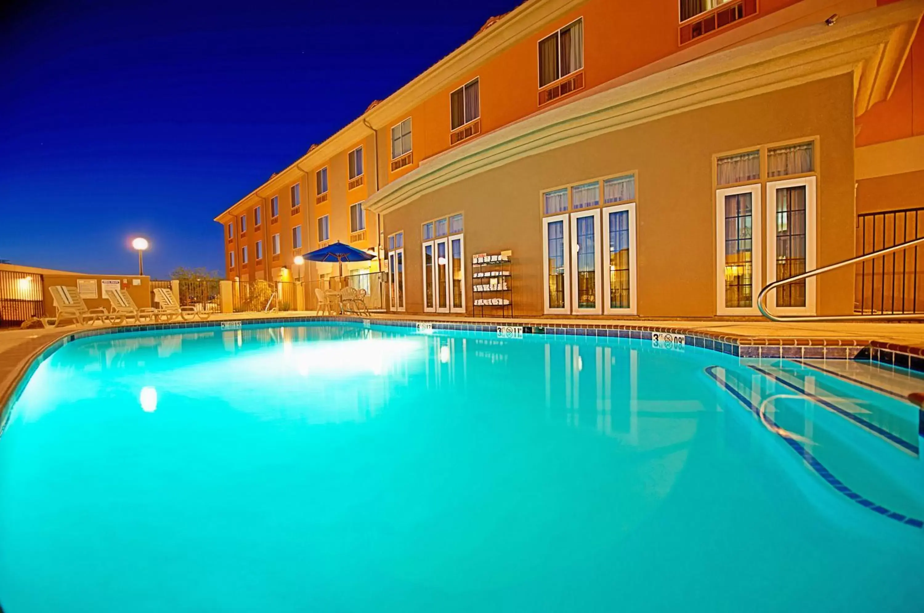 Swimming pool, Property Building in Holiday Inn Express & Suites Tucson, an IHG Hotel