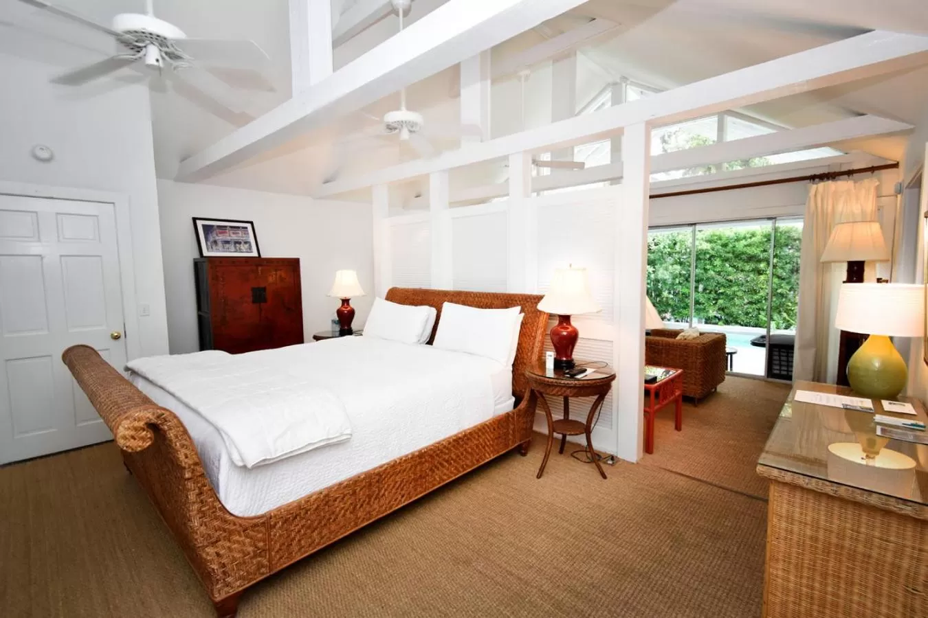 Bed in Simonton Court Historic Inn & Cottages