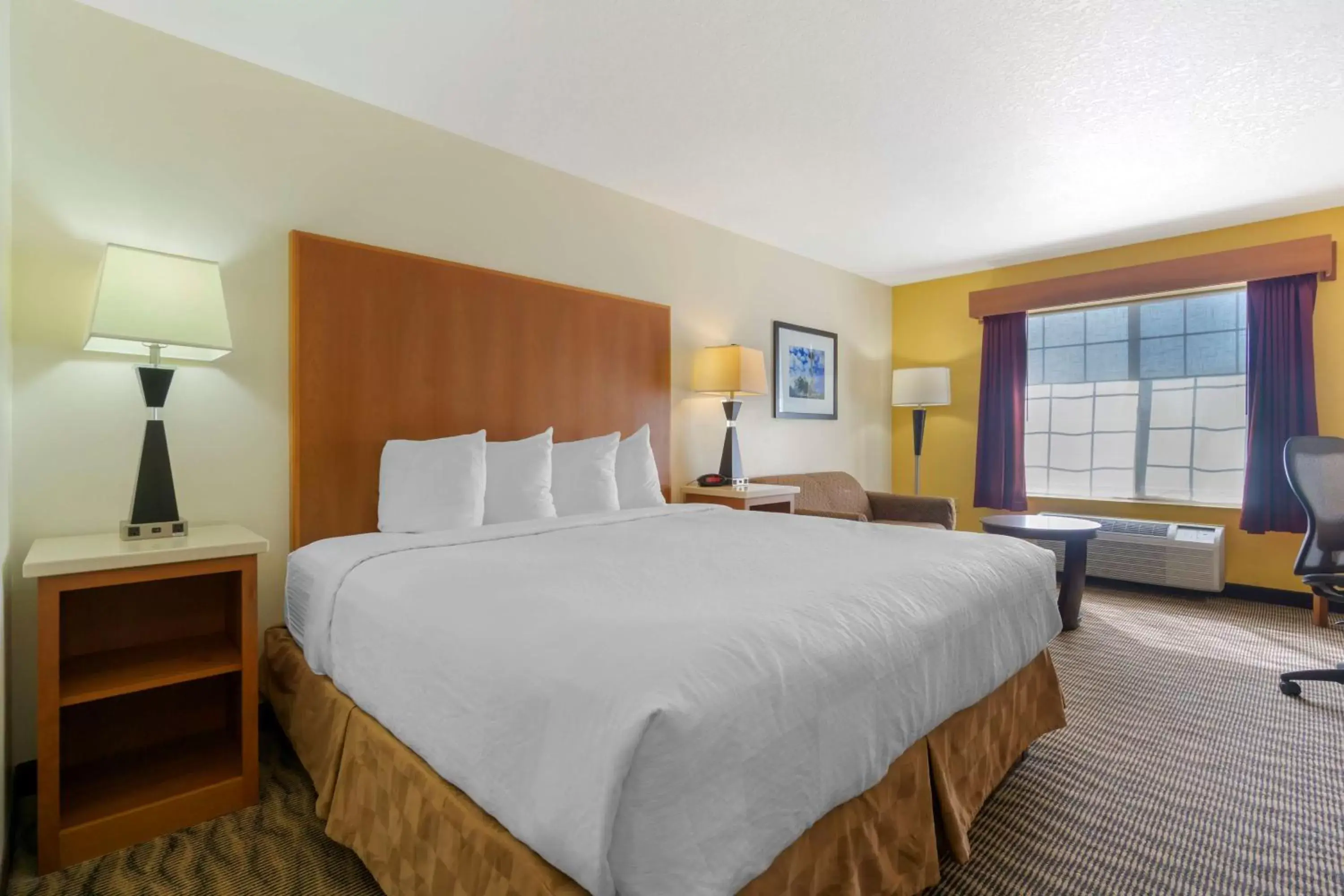 Bedroom, Bed in Best Western Plus Park Place Inn & Suites