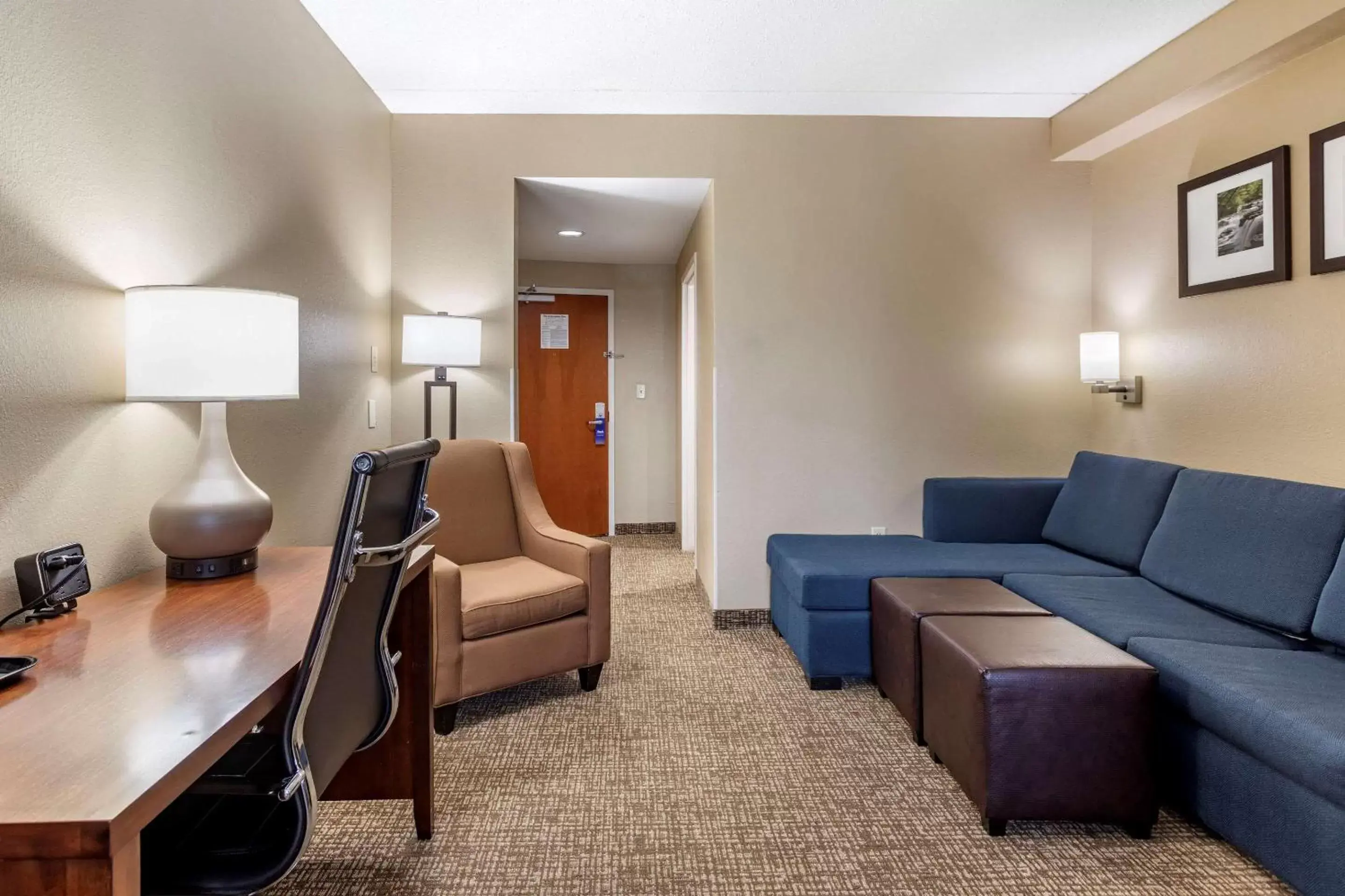 Photo of the whole room, Seating Area in Comfort Suites Manchester