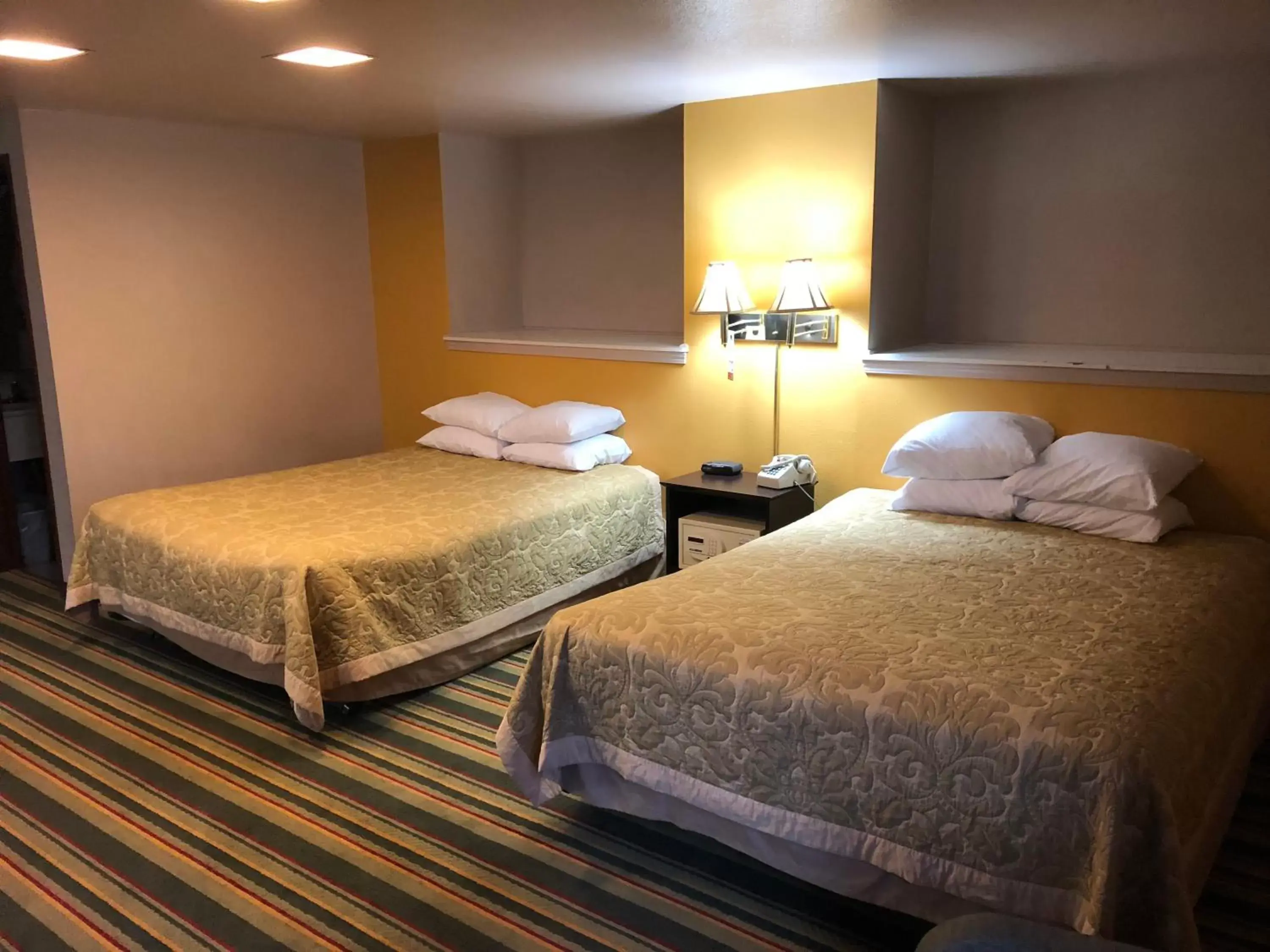 Bedroom, Bed in Super 8 by Wyndham Coeur d'Alene Bedroom, Bed in Super 8 by Wyndham Coeur d'Alene