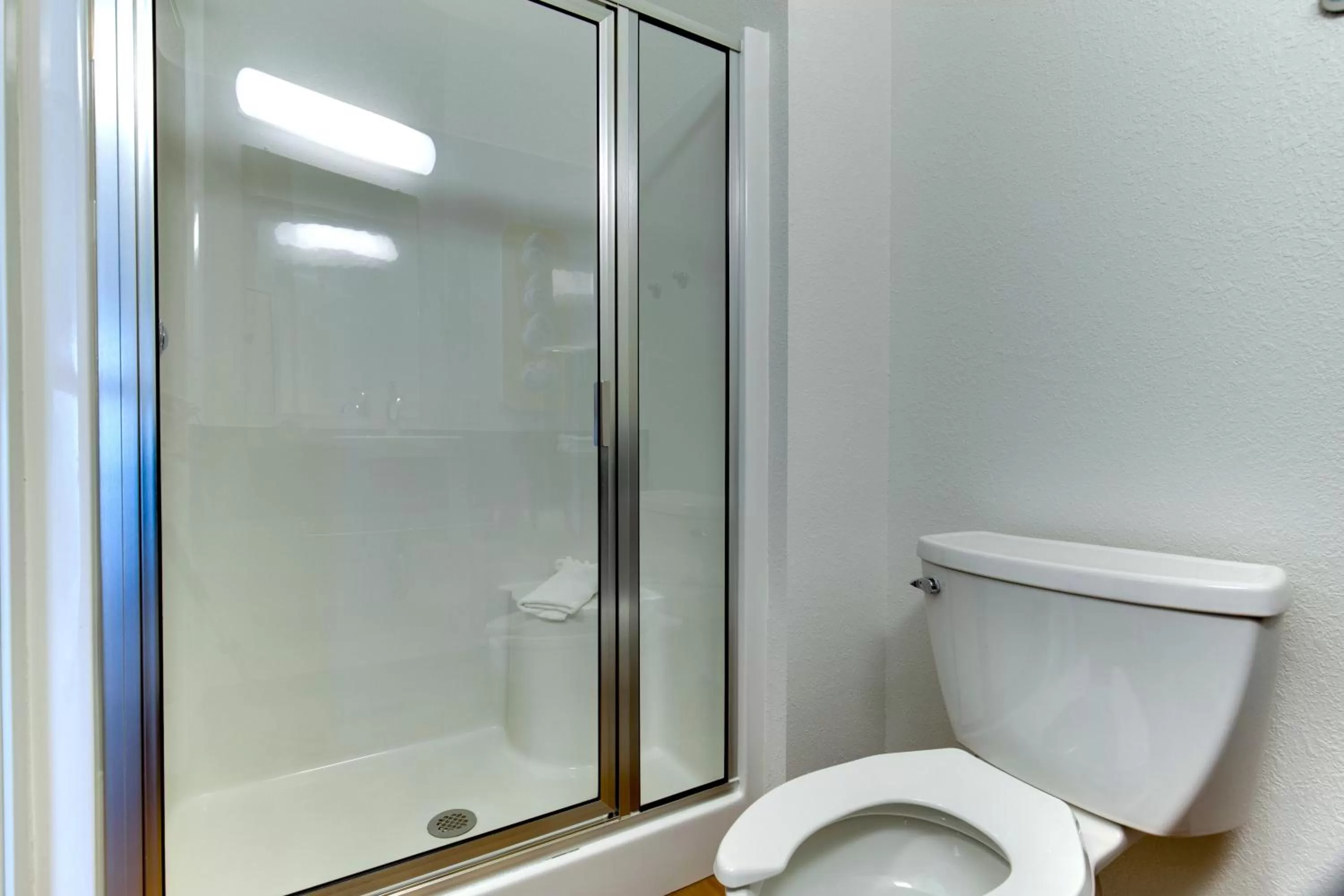 Bathroom in Motel 6 Poplar Bluff, MO