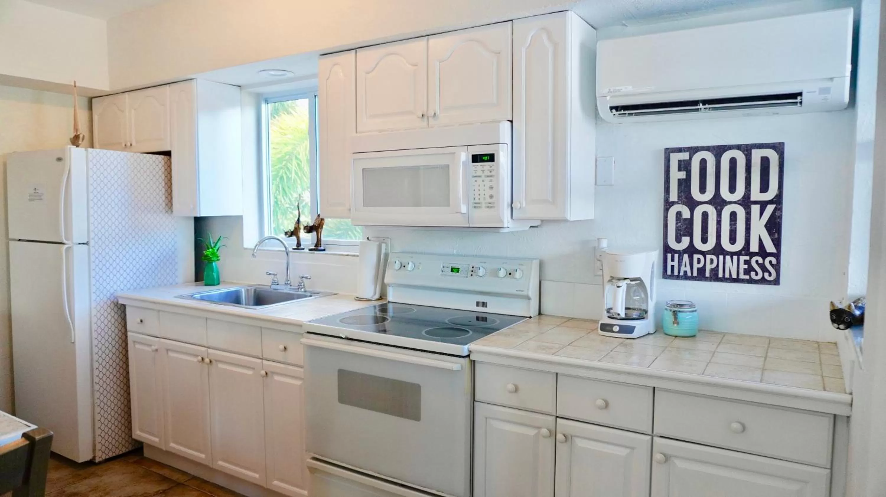 Kitchen or kitchenette in 4145 By The Sea Inn & Suites