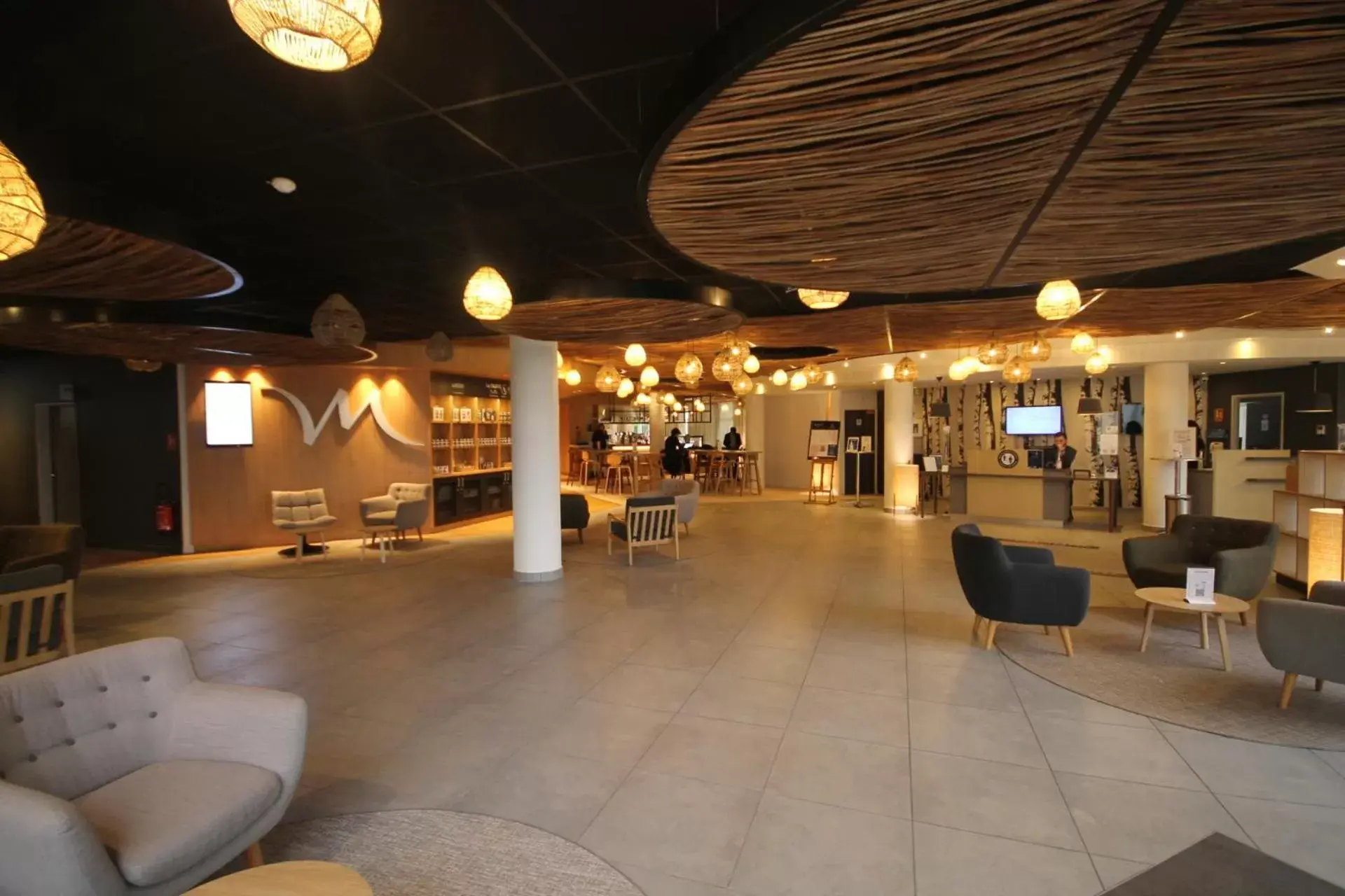 Lobby or reception in Mercure Compiègne Sud