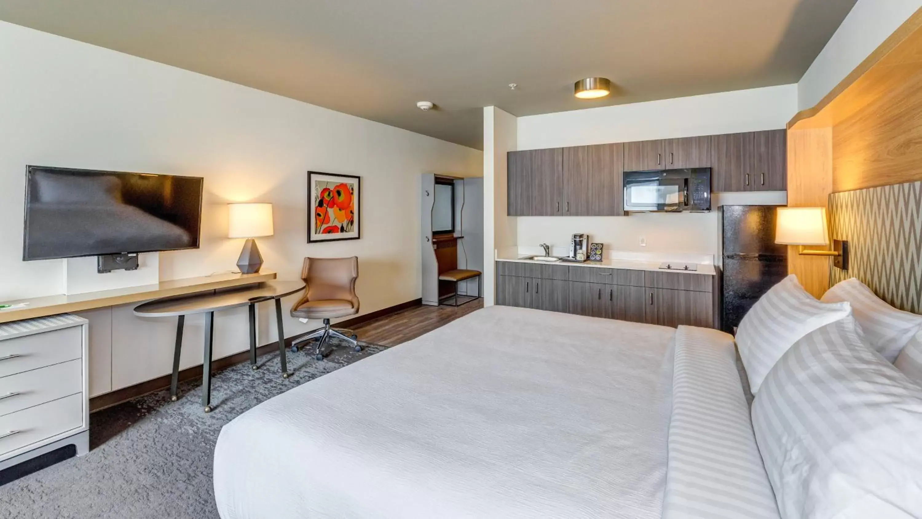 Photo of the whole room, Kitchen/Kitchenette in Holiday Inn Bellingham, an IHG Hotel