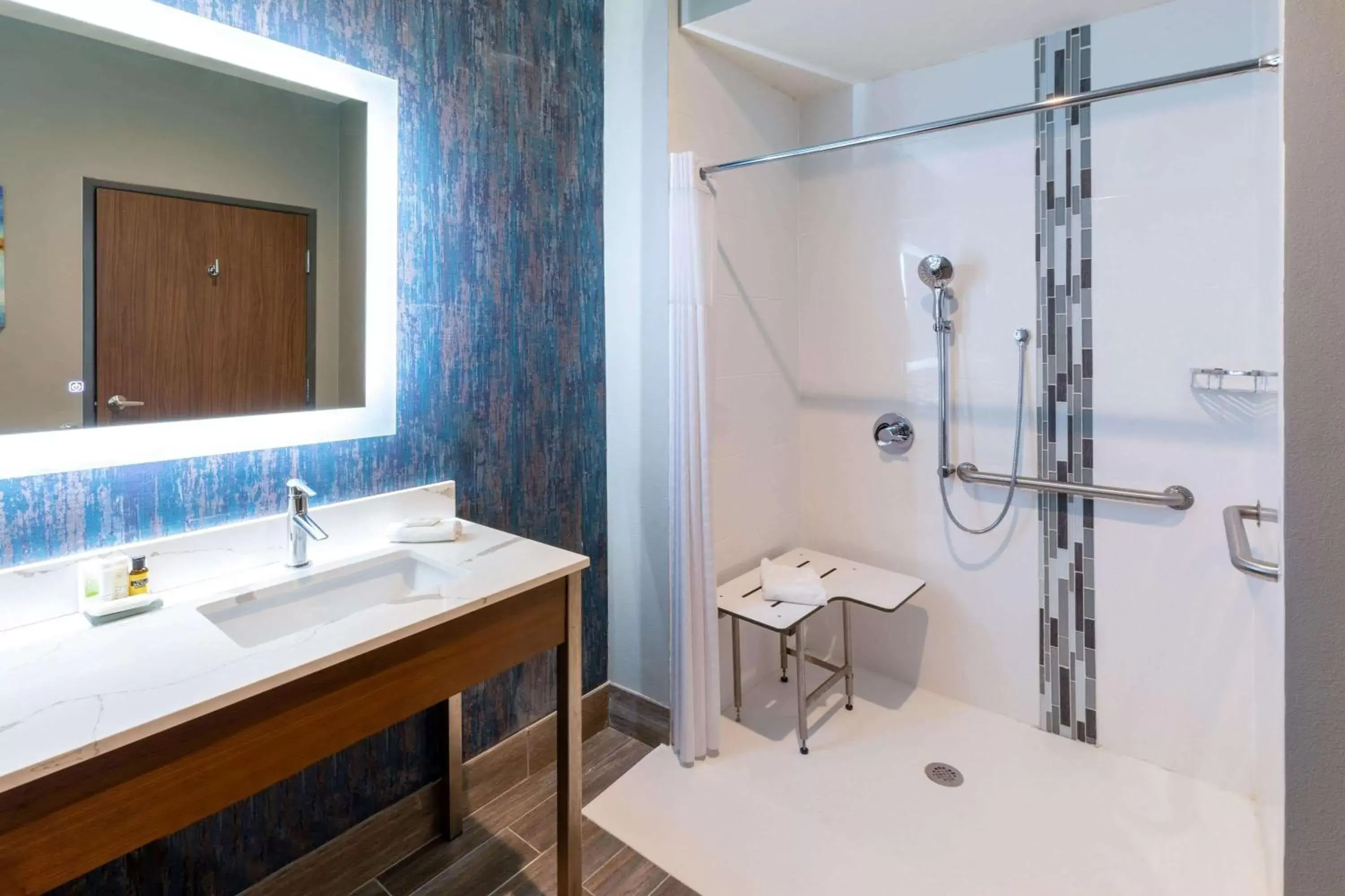 Shower, Bathroom in La Quinta Inn & Suites by Wyndham Frisco