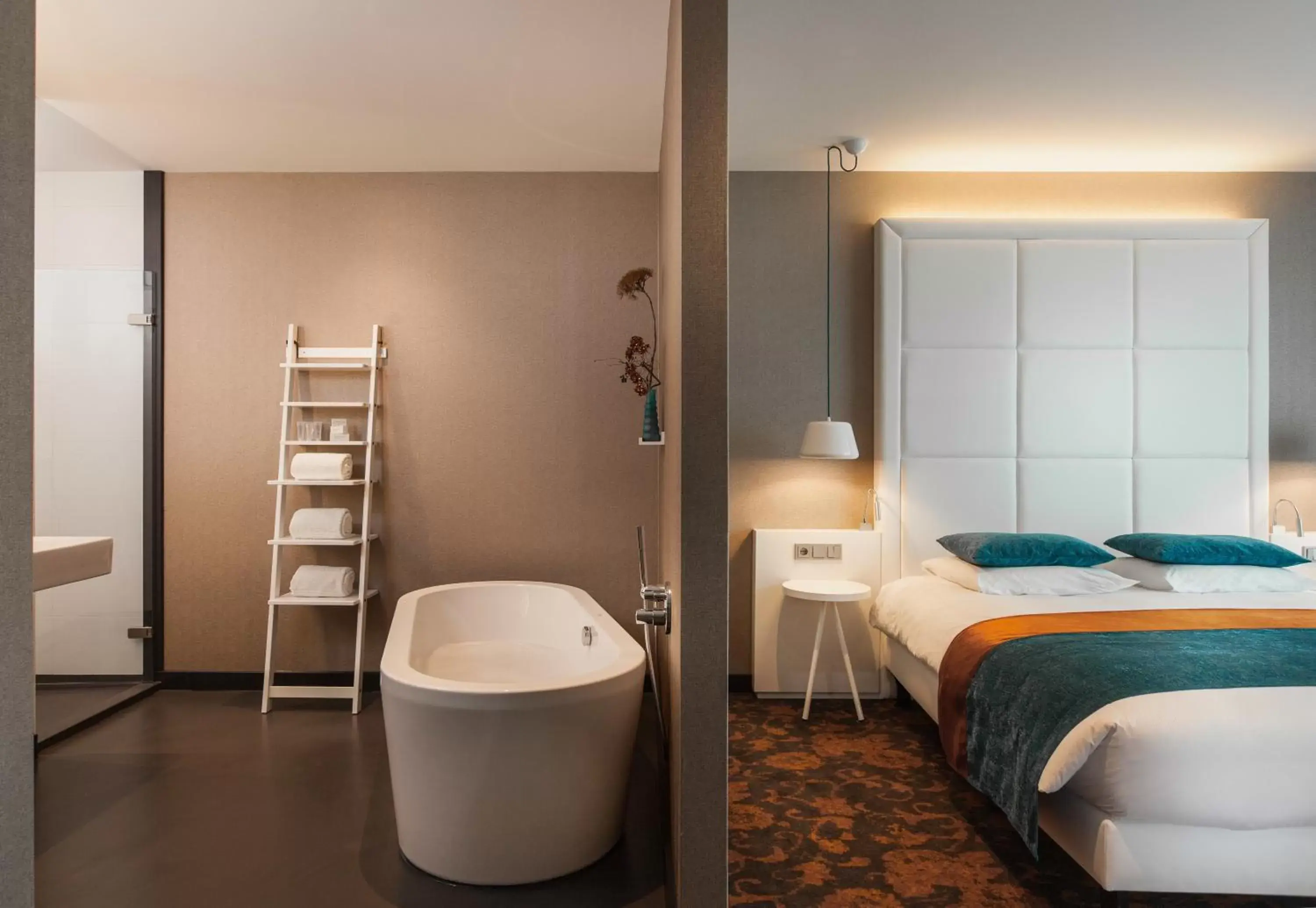 Bed, Bathroom in Van der Valk hotel Veenendaal