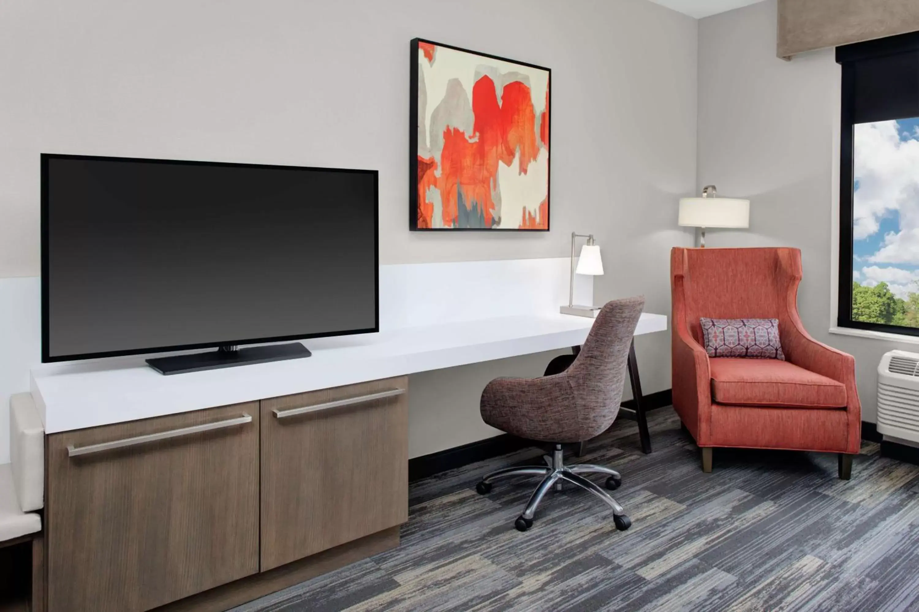 Bedroom, TV/Entertainment Center in Hilton Garden Inn Charlotte Waverly