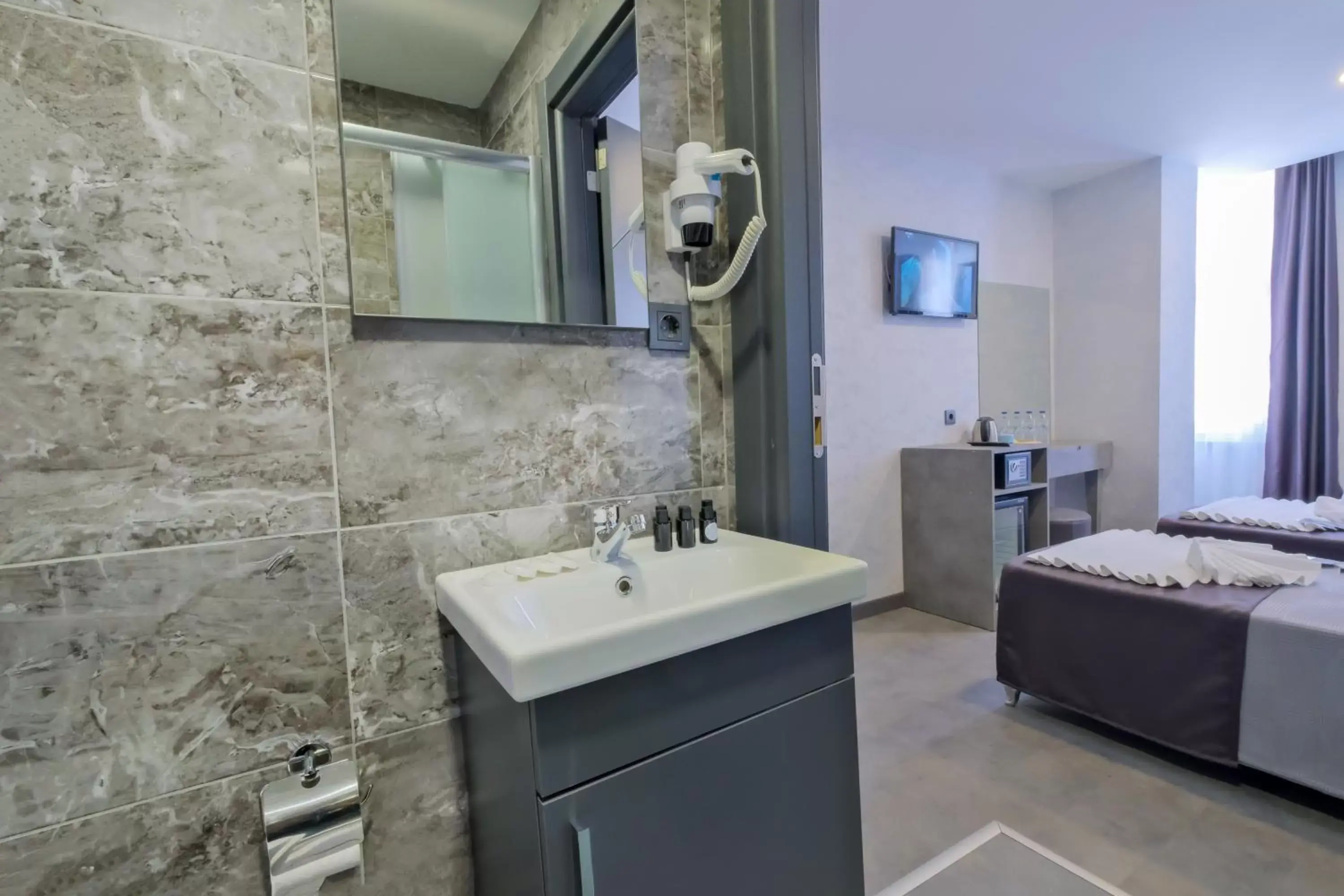 Bathroom, Bed in The Queen Hotel Bathroom, Bed in The Queen Hotel