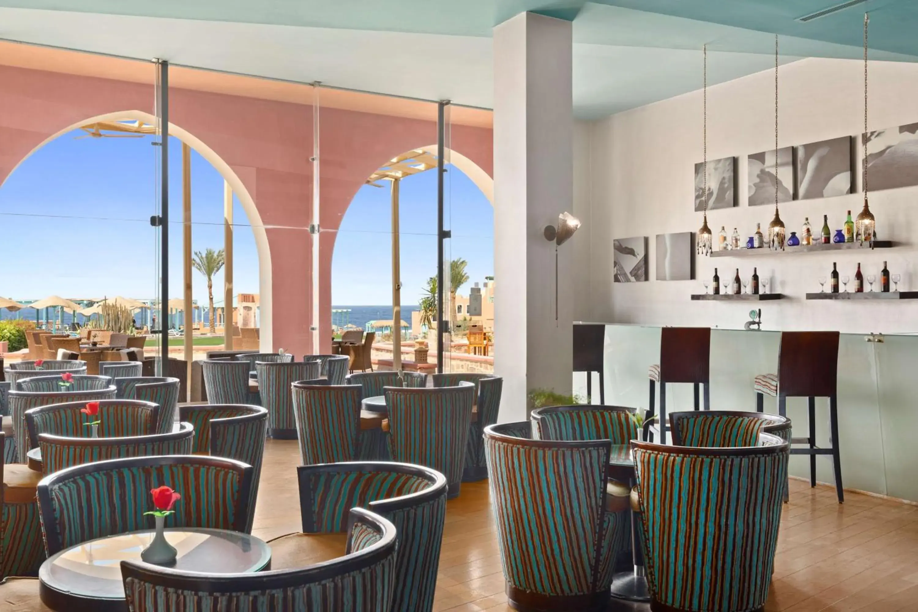 Lounge or bar, Restaurant/Places to Eat in Radisson Blu Resort El Quseir