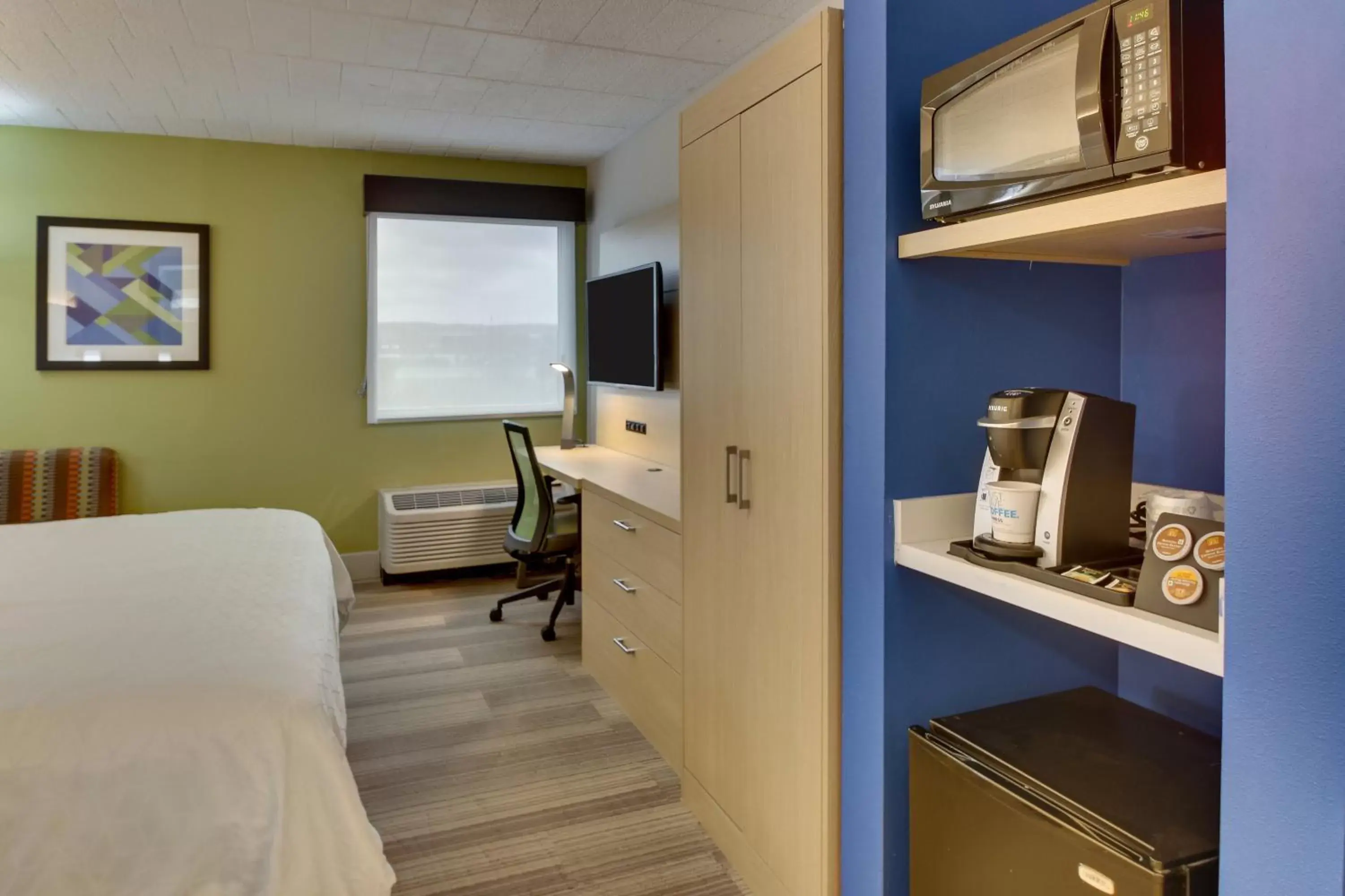 Double Room - Mobility Access Tub/Non-Smoking in Holiday Inn Express Pittston - Scranton Airport, an IHG Hotel