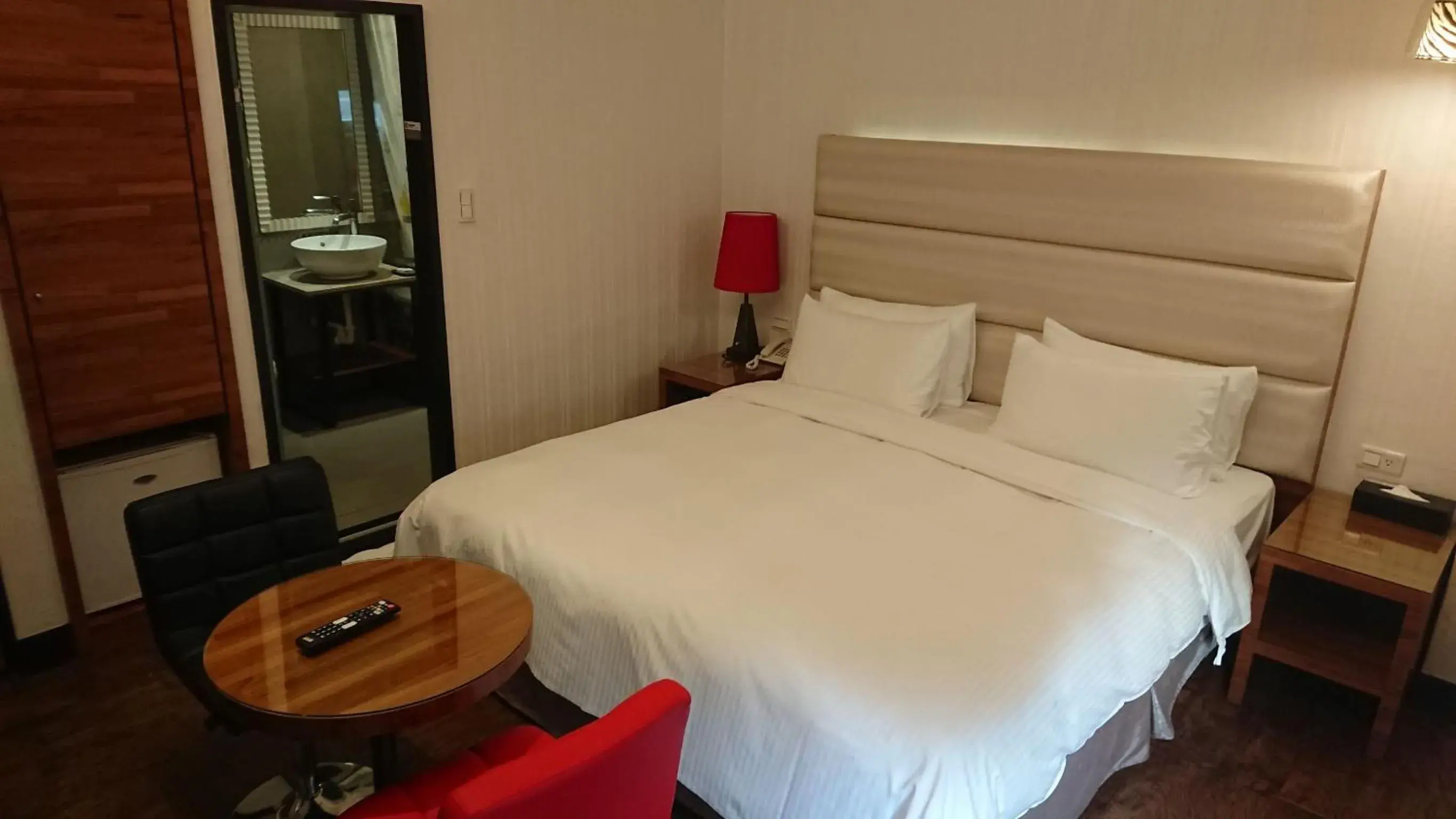 Photo of the whole room, Bed in E-Coast Star Hotel