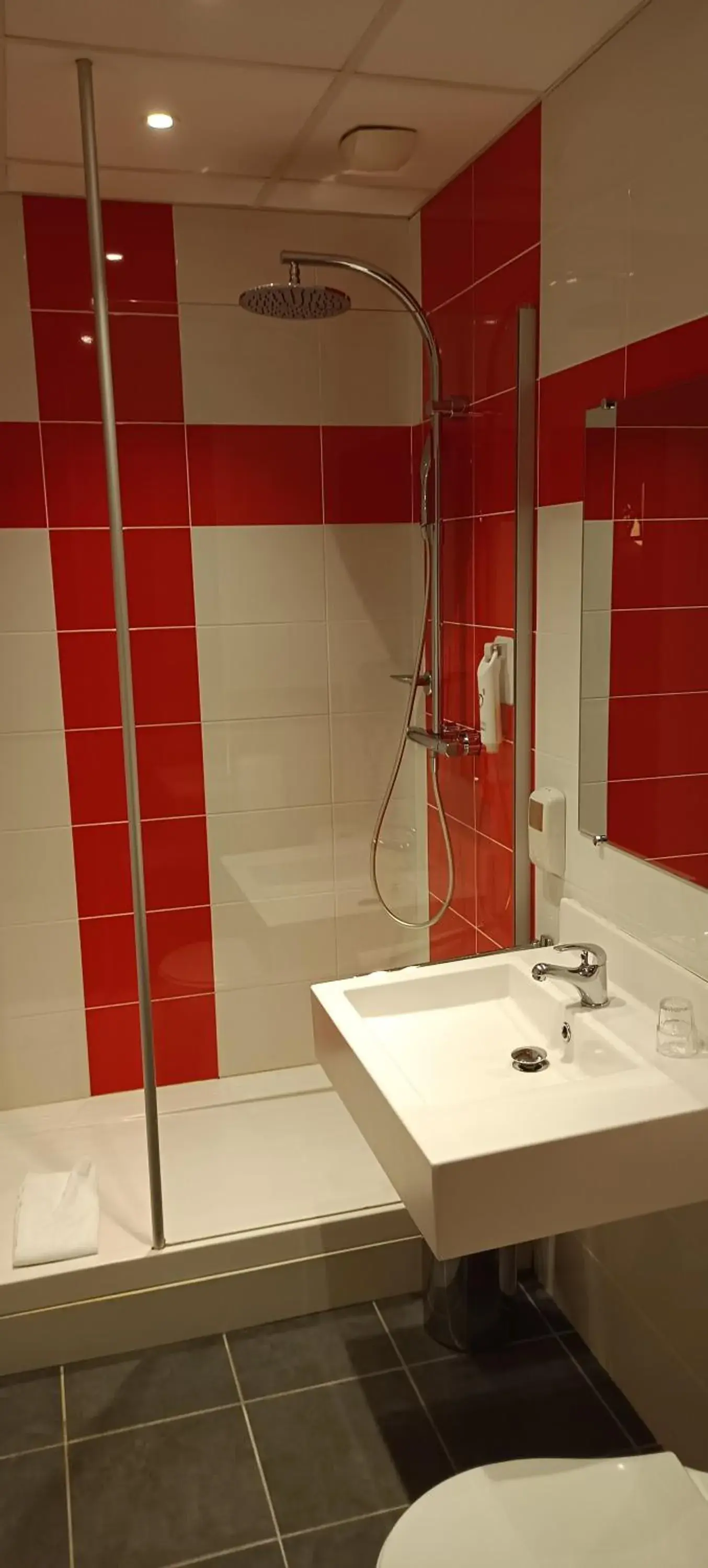 Bathroom in The Originals Boutique, Hotel de l'Univers, Montlucon (Inter-Hotel)