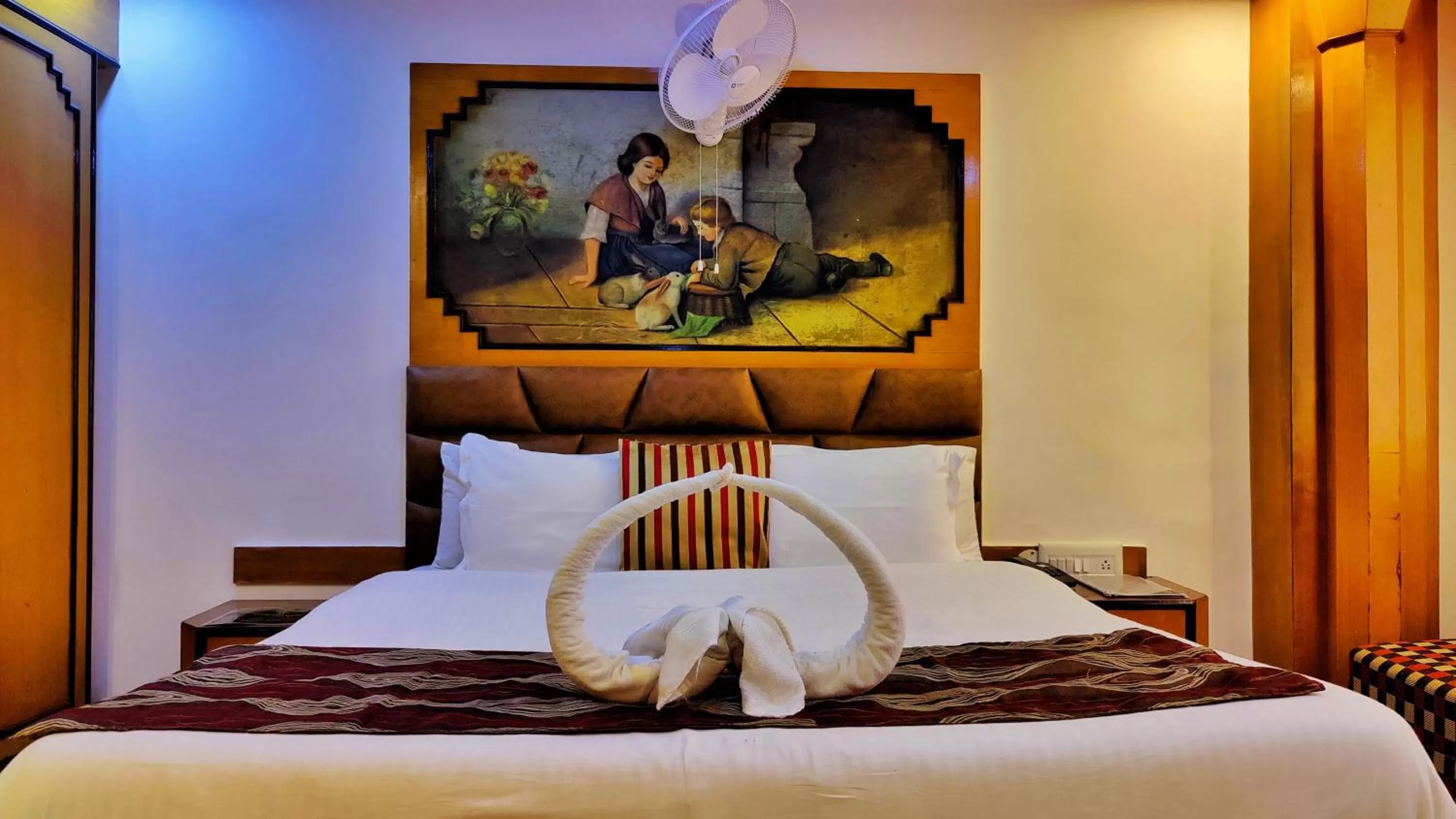 Bed in Auckland Hotel and Restaurant Near Mall Road