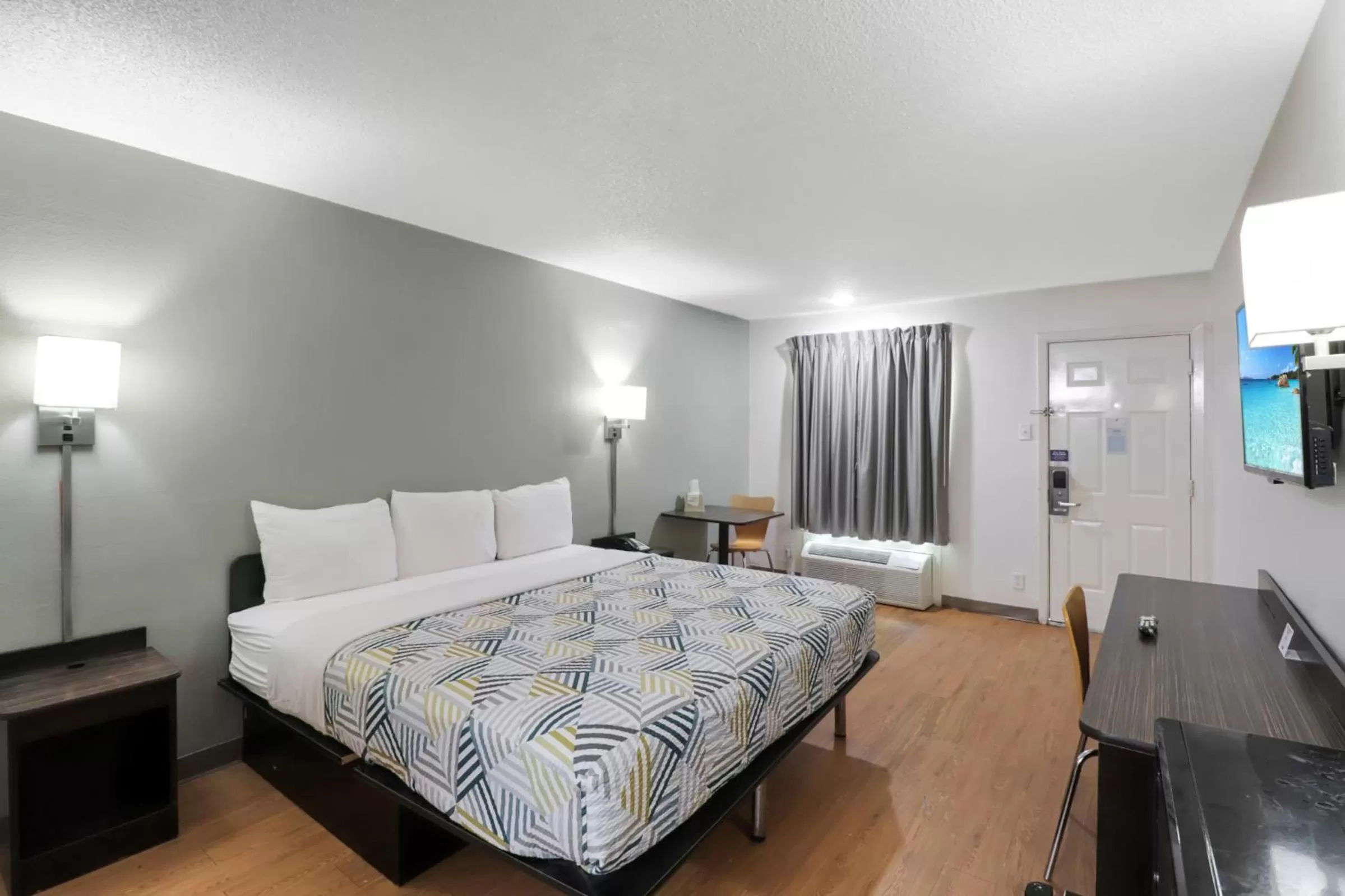 Bedroom, Bed in Motel 6-Bryan, TX - University Area