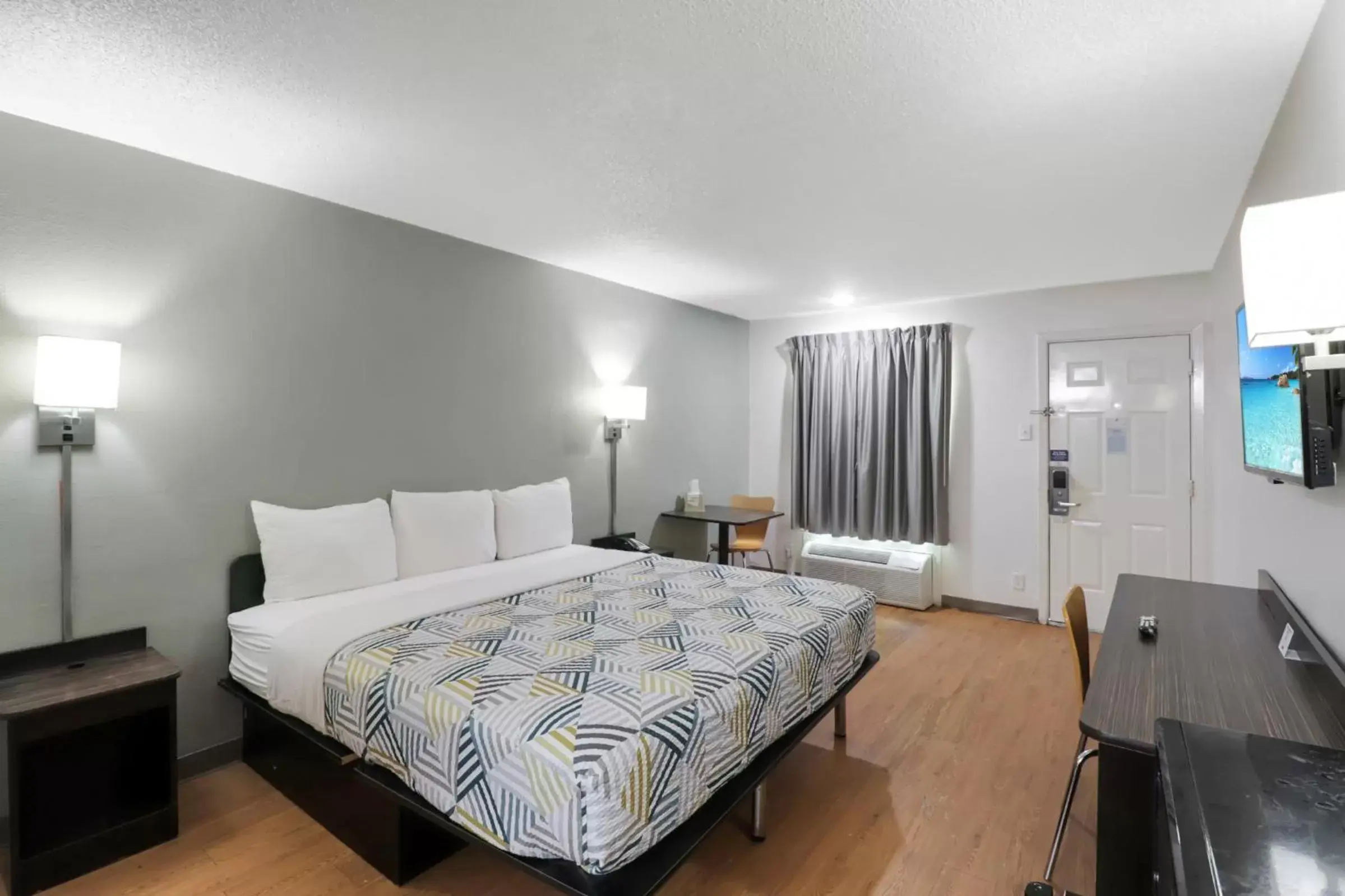 Bed in Motel 6-Bryan, TX - University Area