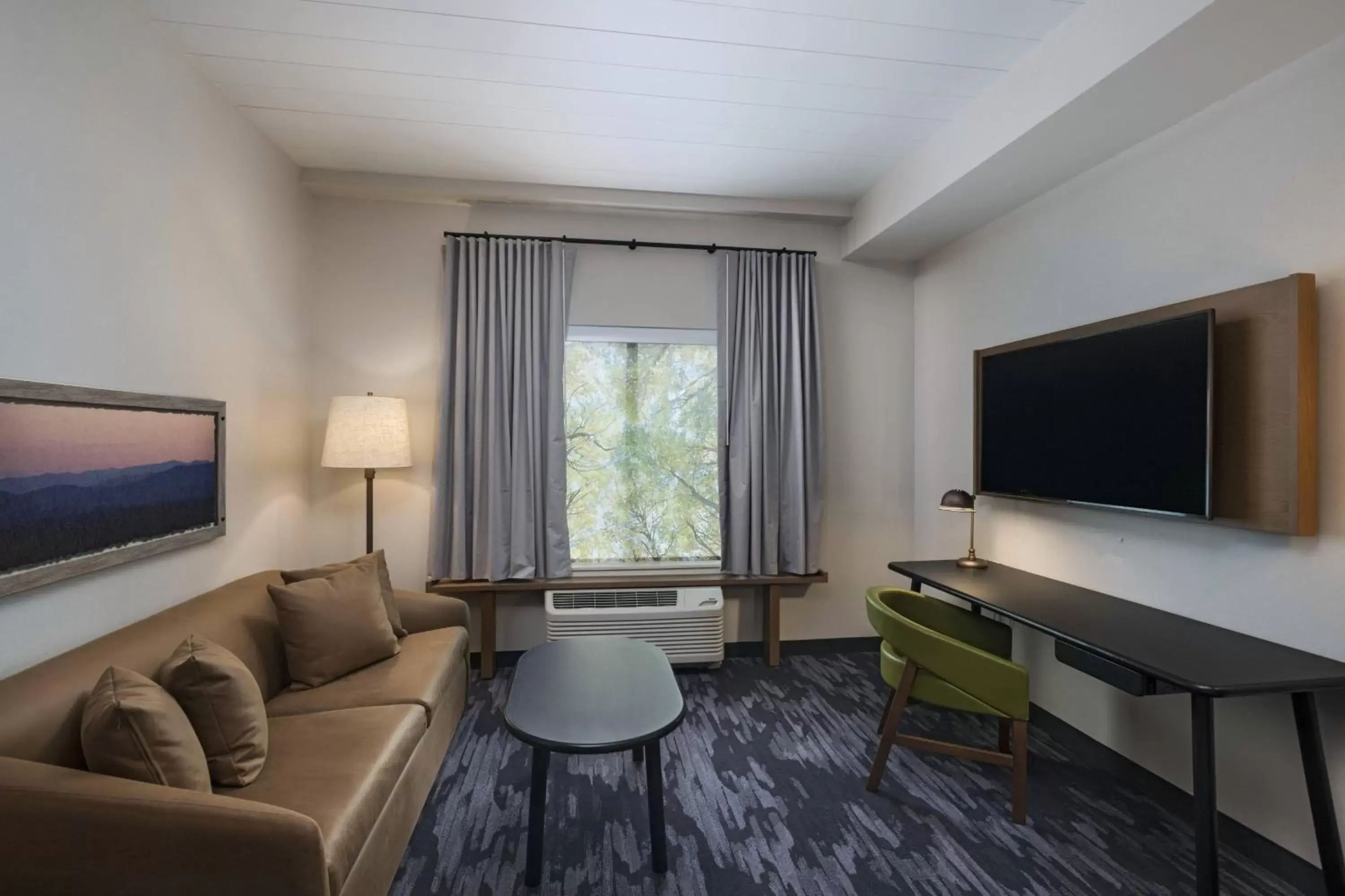Living room, TV/Entertainment Center in Fairfield Inn and Suites by Marriott St Louis Downtown
