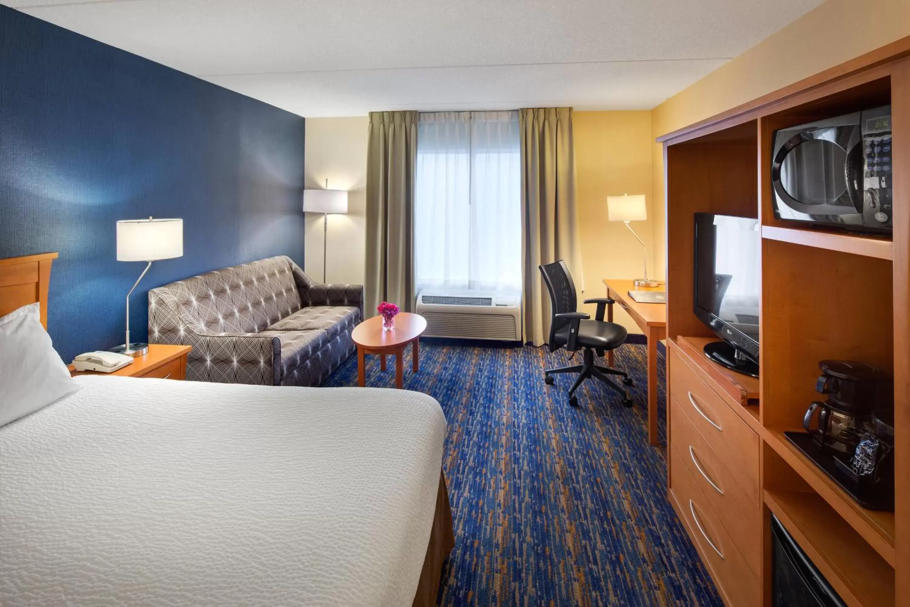 Photo of the whole room, TV/Entertainment Center in Fairfield Inn & Suites by Marriott Toronto Brampton