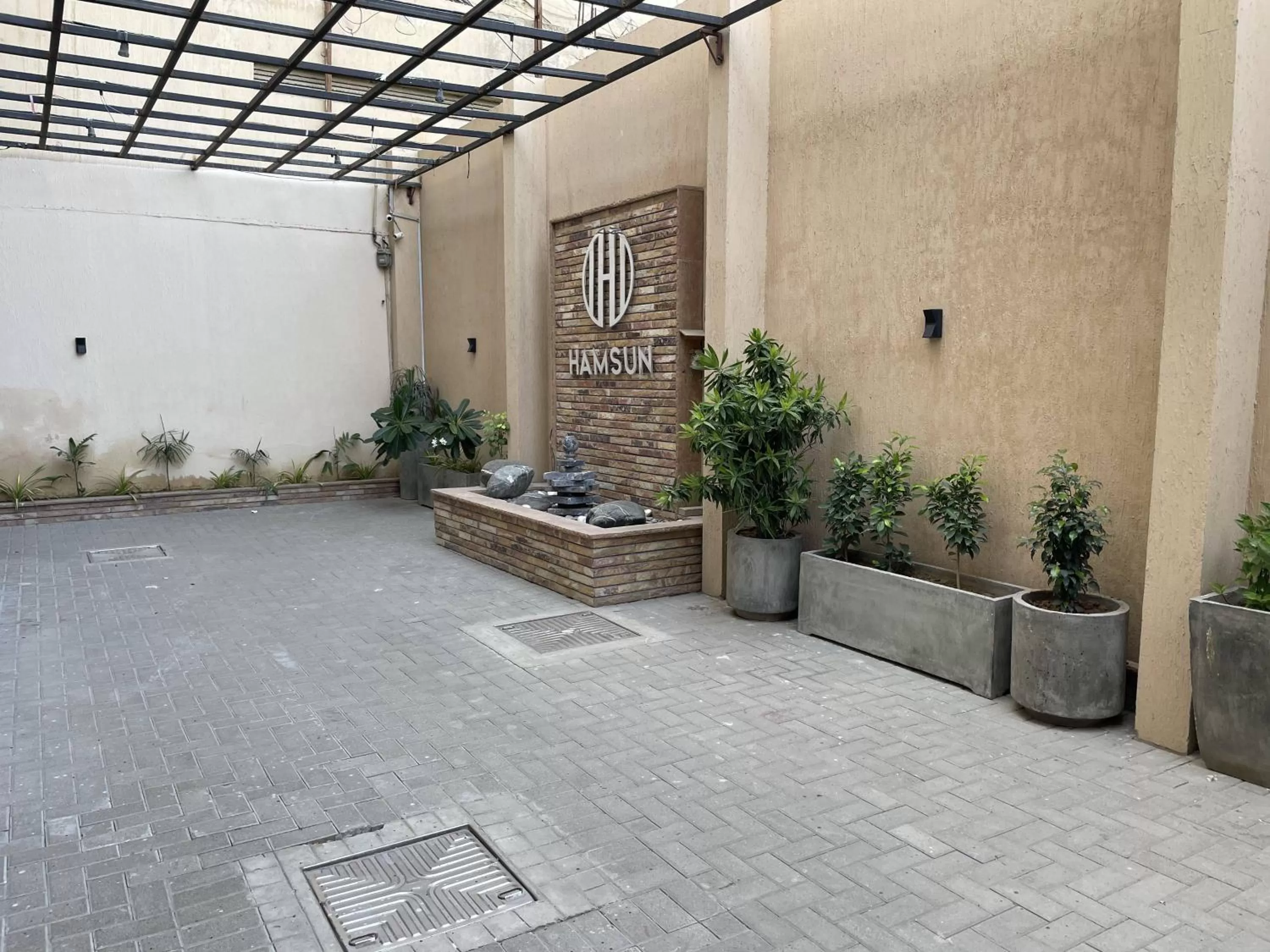 Facade/entrance in Hamsun Shahrah-e-Faisal