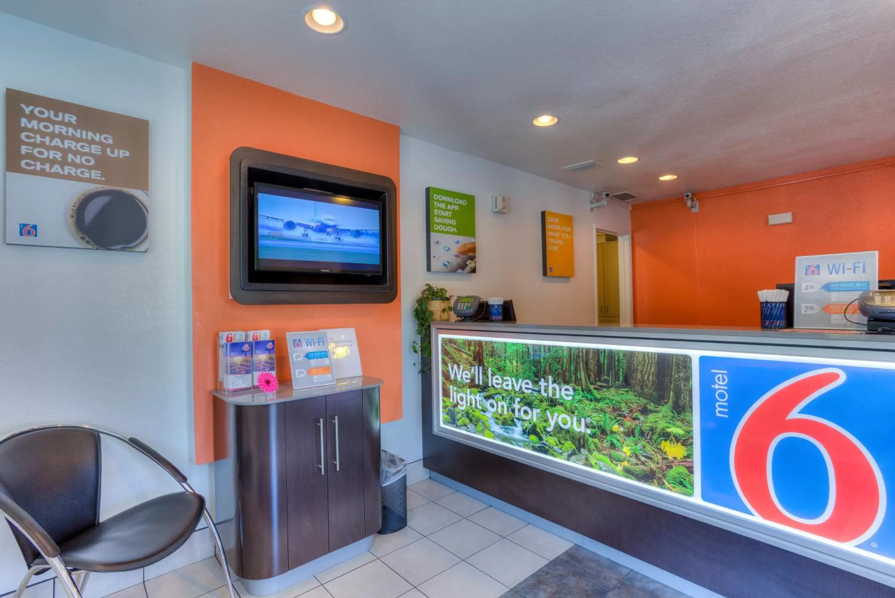 Lobby or reception, Lobby/Reception in Motel 6-Tigard, OR - Portland South - Lake Oswego