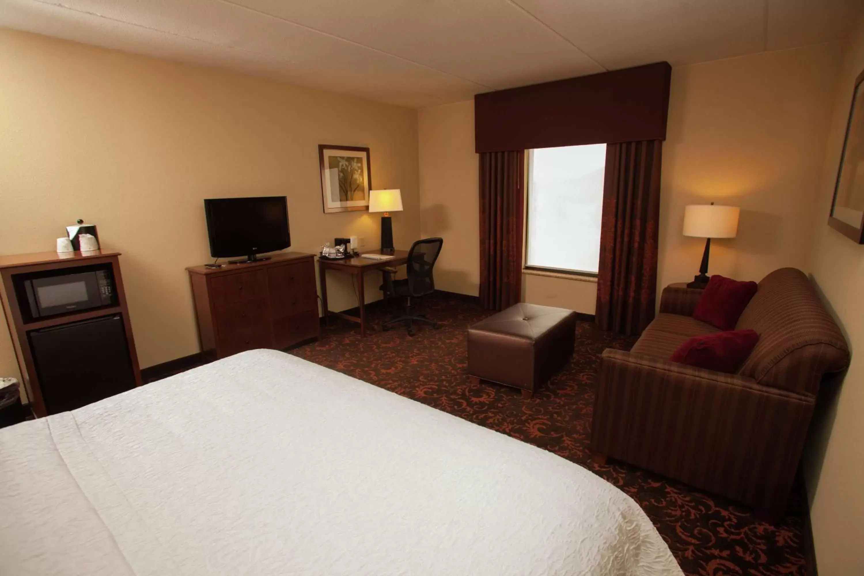 Bedroom, TV/Entertainment Center in Hampton Inn Elmira/Horseheads