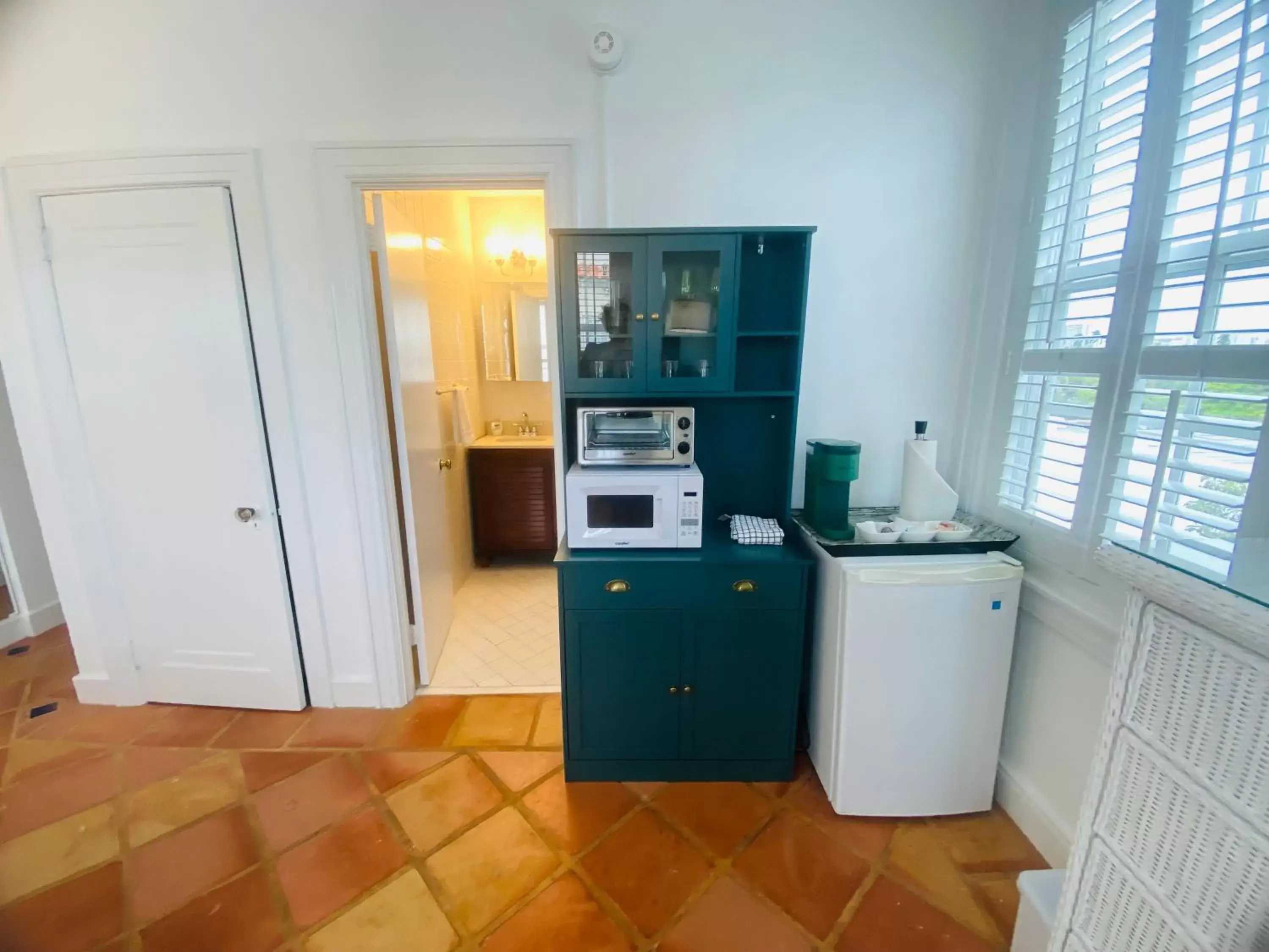 Bathroom, Kitchen/Kitchenette in Tropicals of Palm Beach