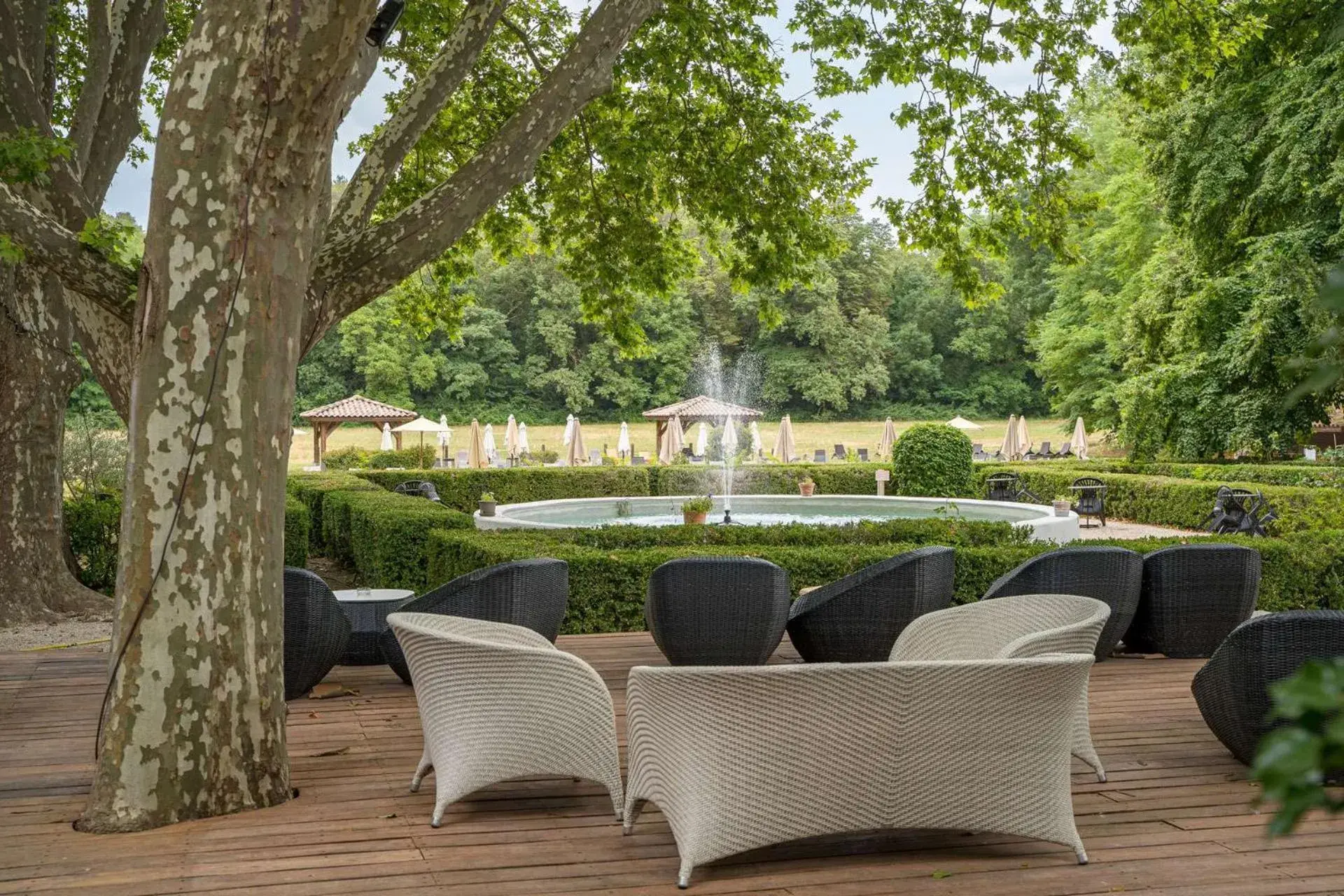 Patio in Le Moulin de Vernègues Hôtel & Spa