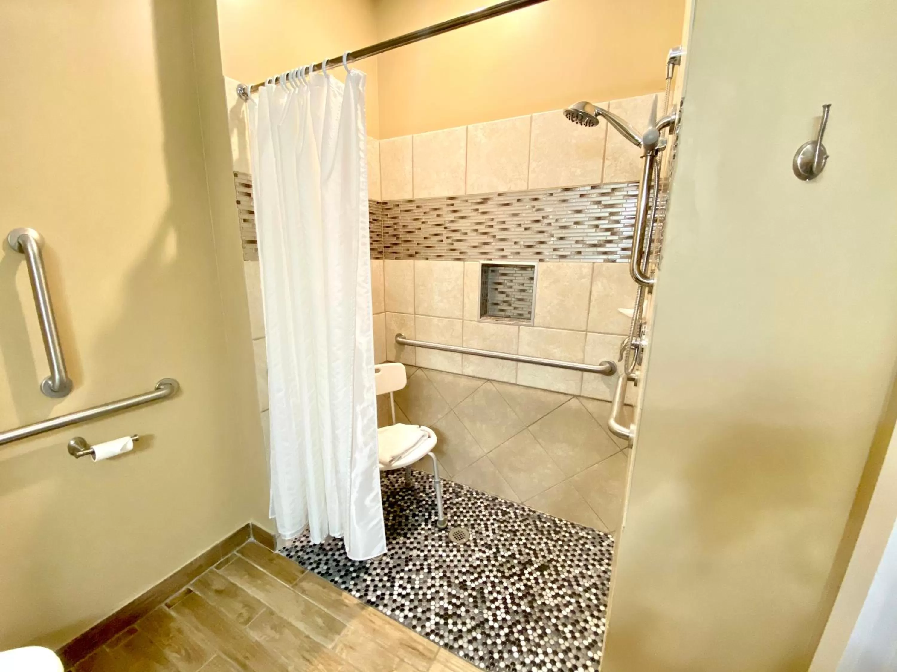 Shower in Harbor House Inn