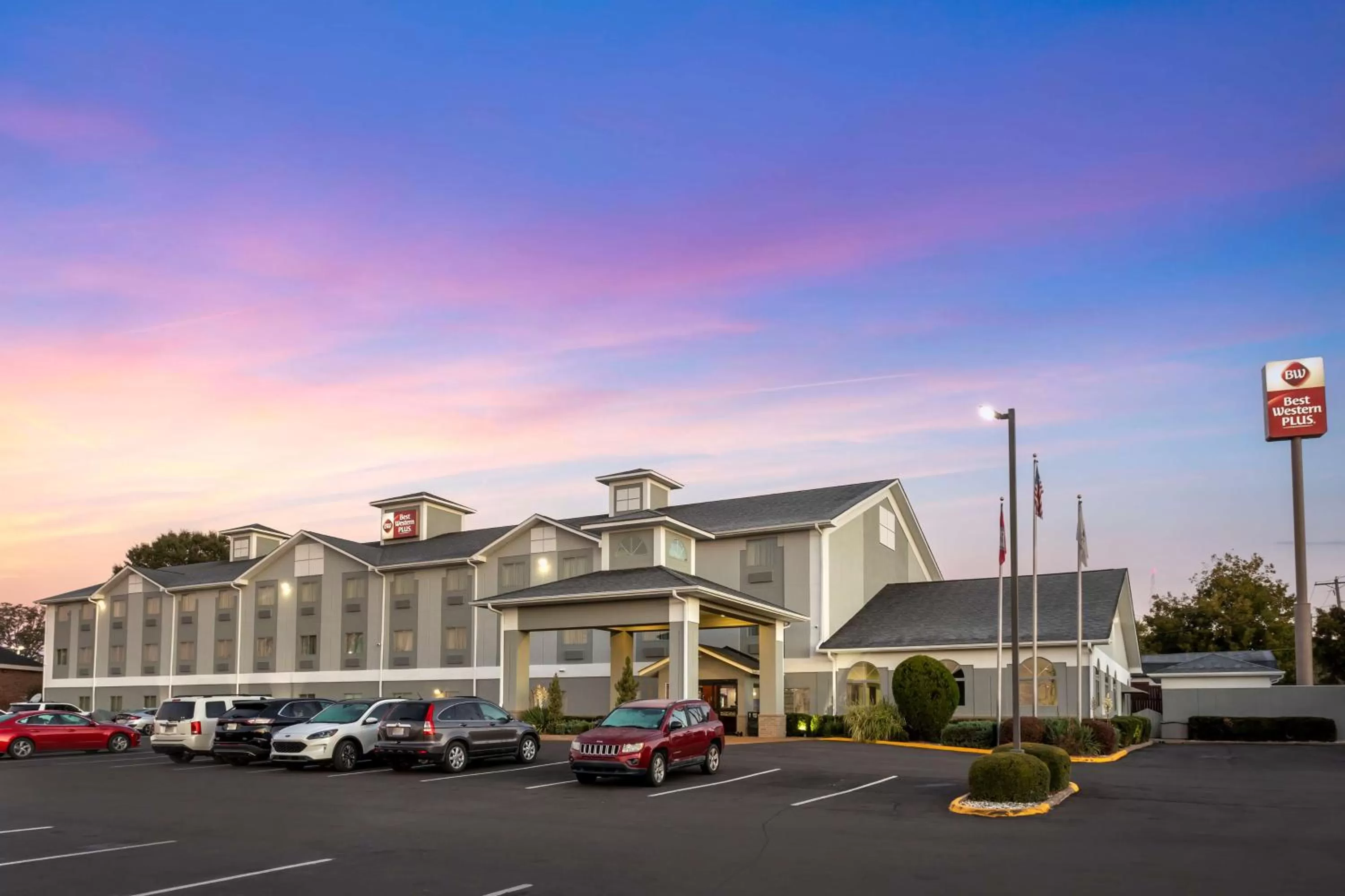 Property building in Best Western Plus Searcy Inn