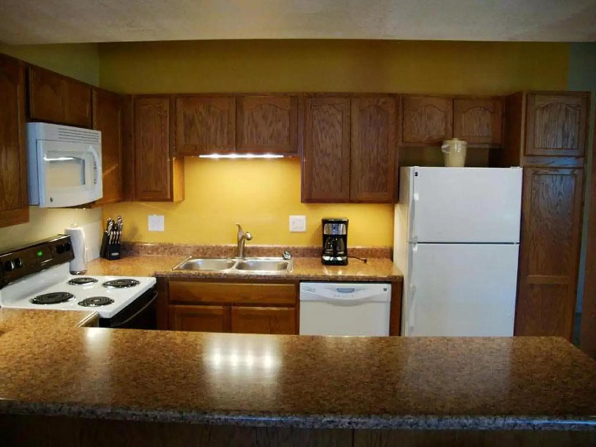 Kitchen/Kitchenette in Roundhouse Resort, a VRI resort