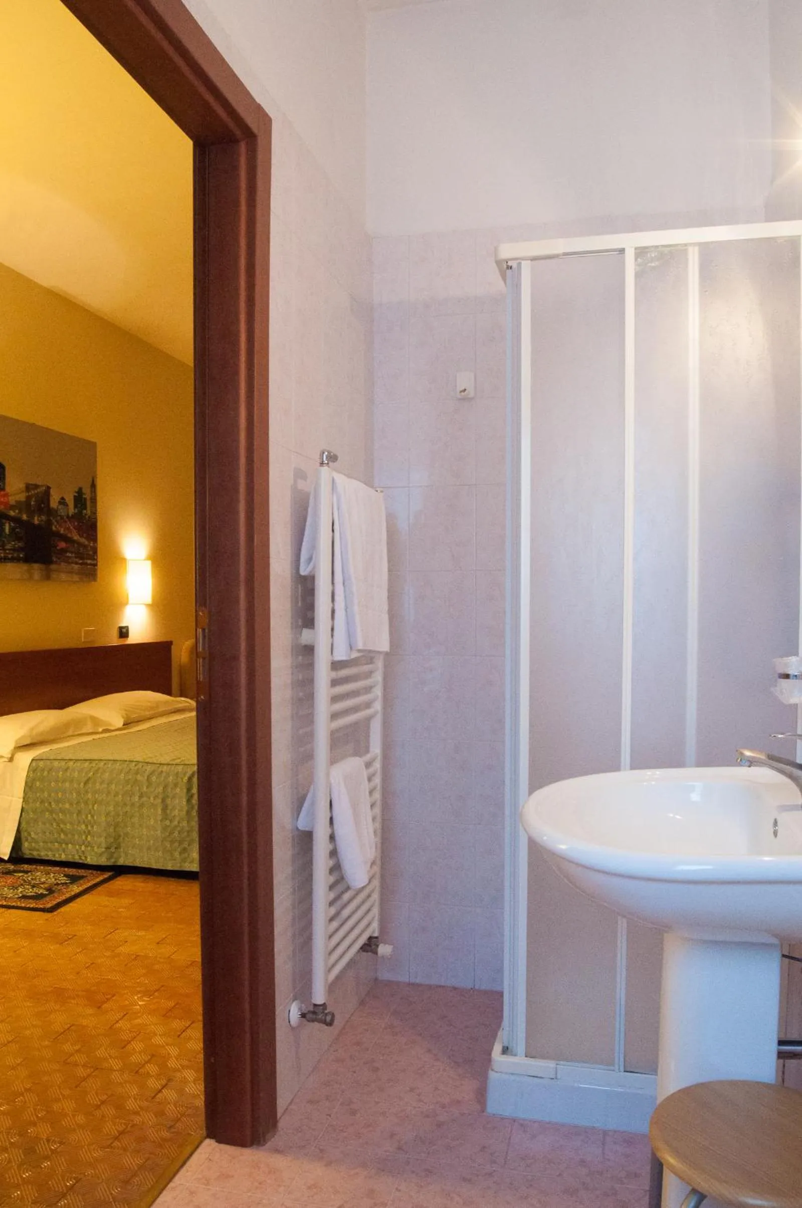 Bathroom, Bed in Hotel Elefante Bianco