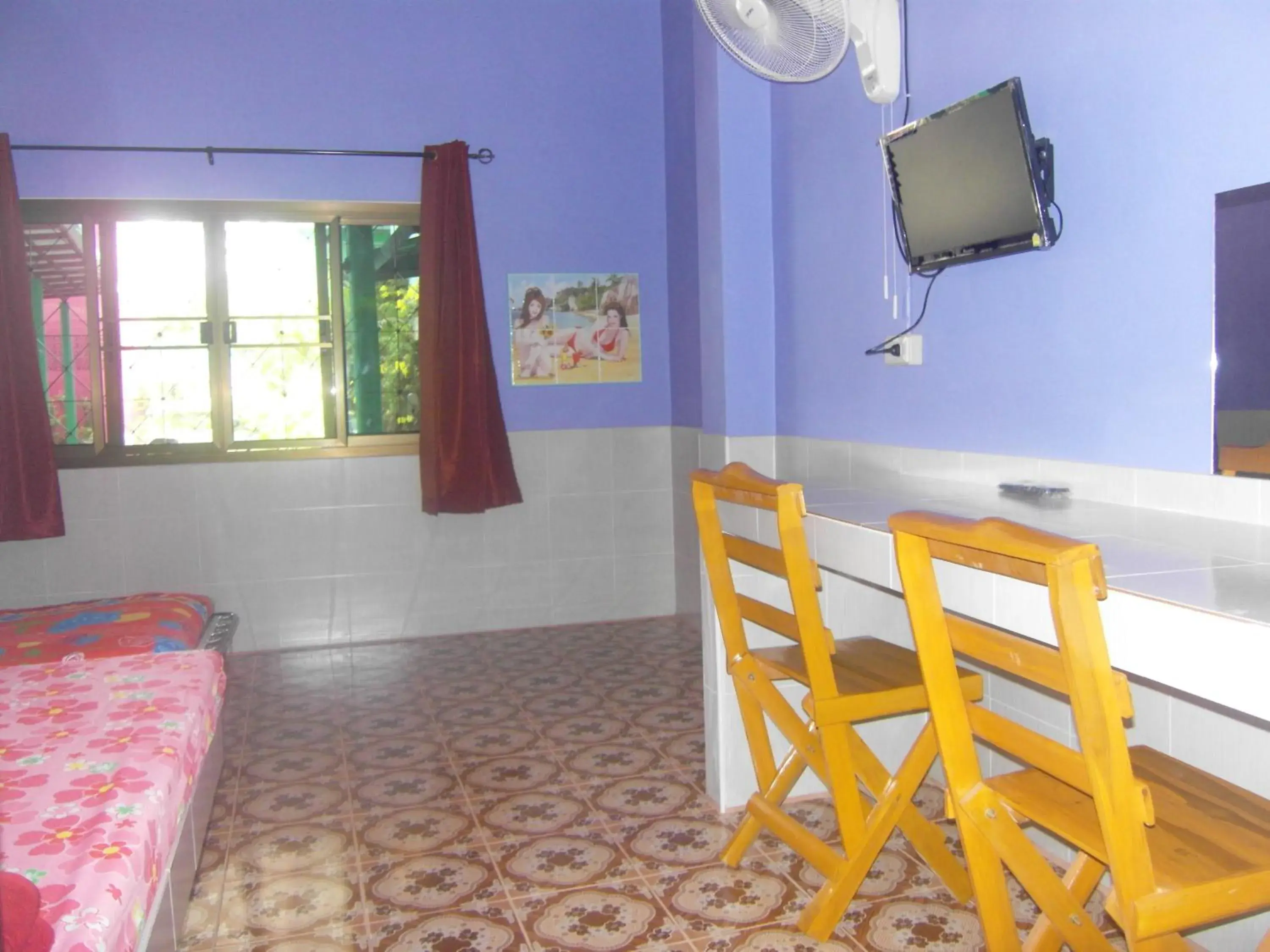 Photo of the whole room, TV/Entertainment Center in Rueang Sri Siri Guesthouse