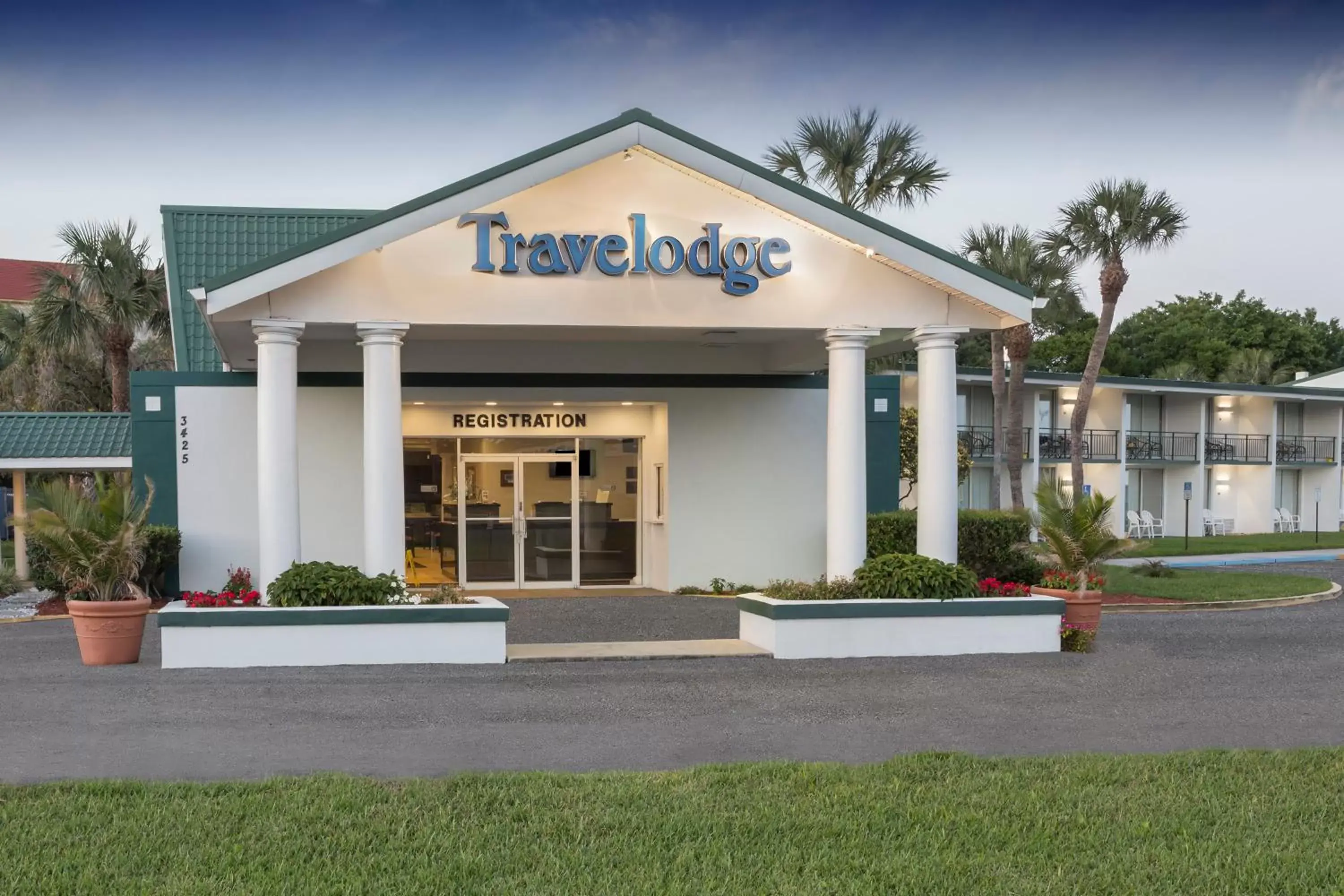 Facade/Entrance in Travelodge by Wyndham Lakeland
