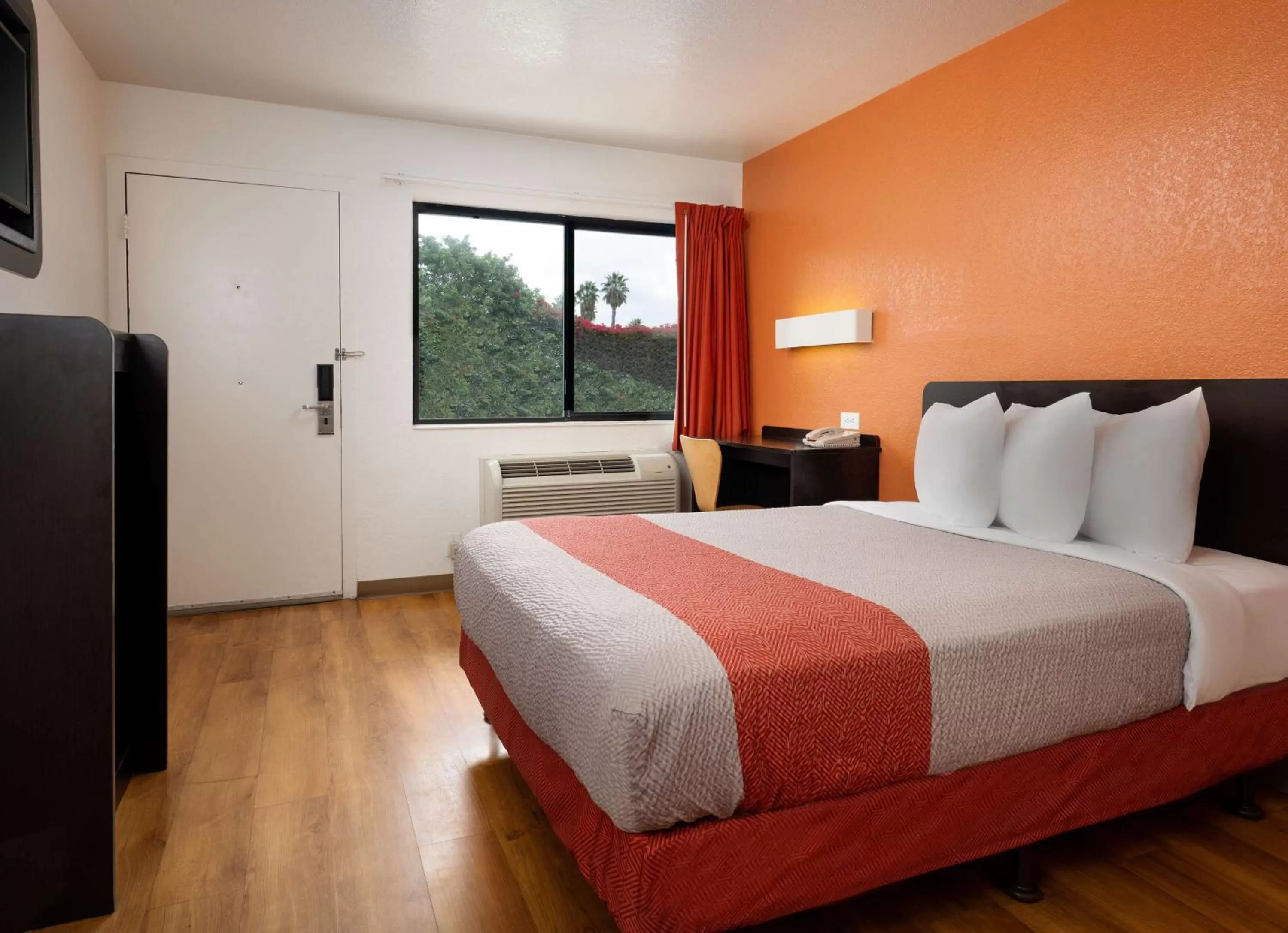 Photo of the whole room, Bed in Motel 6-Camarillo, CA