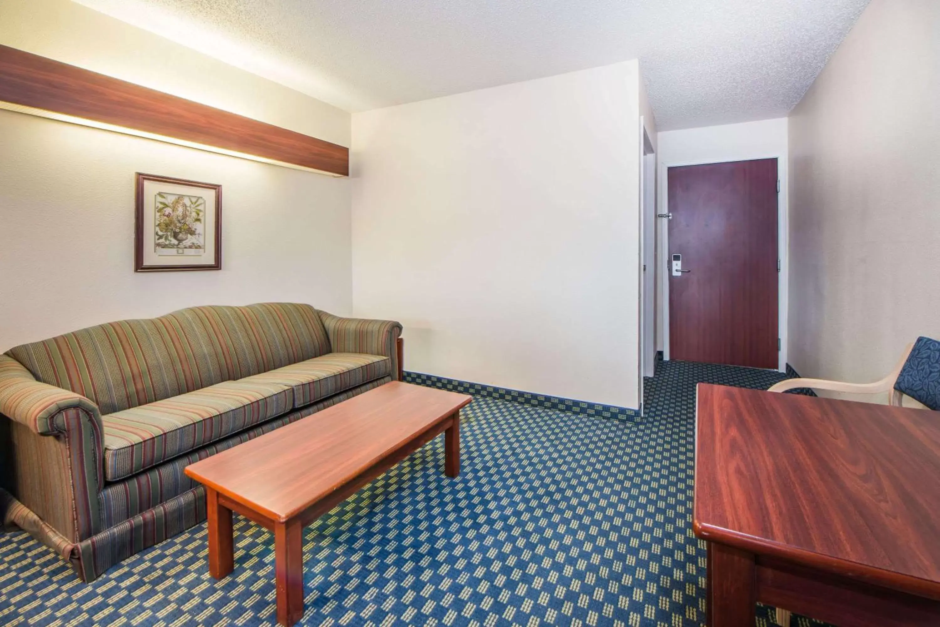 Photo of the whole room, Seating Area in Microtel Inn & Suites by Wyndham Tulsa - Catoosa Route 66