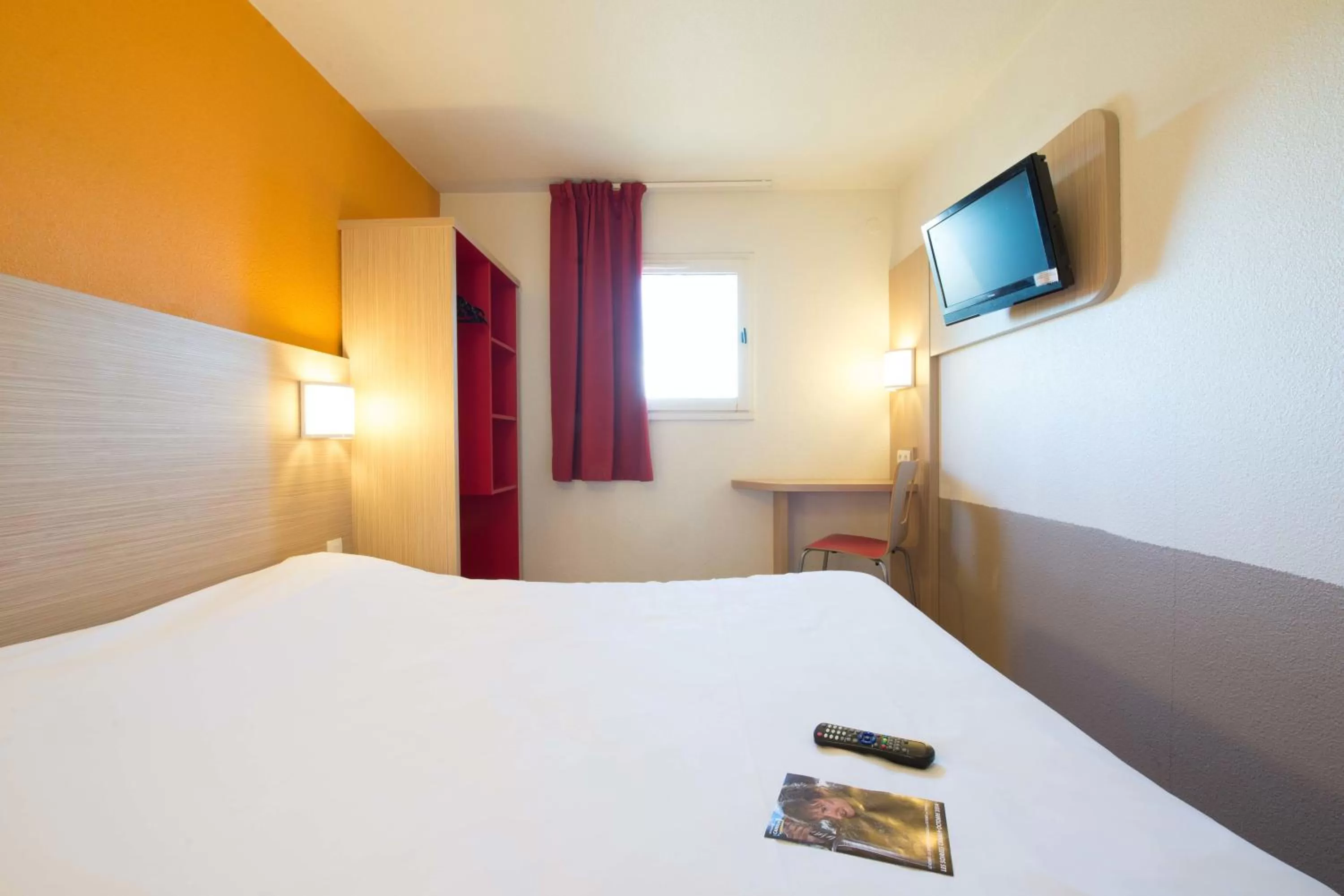 Bedroom, Bed in Hôtel Kennedy Parc des Expositions