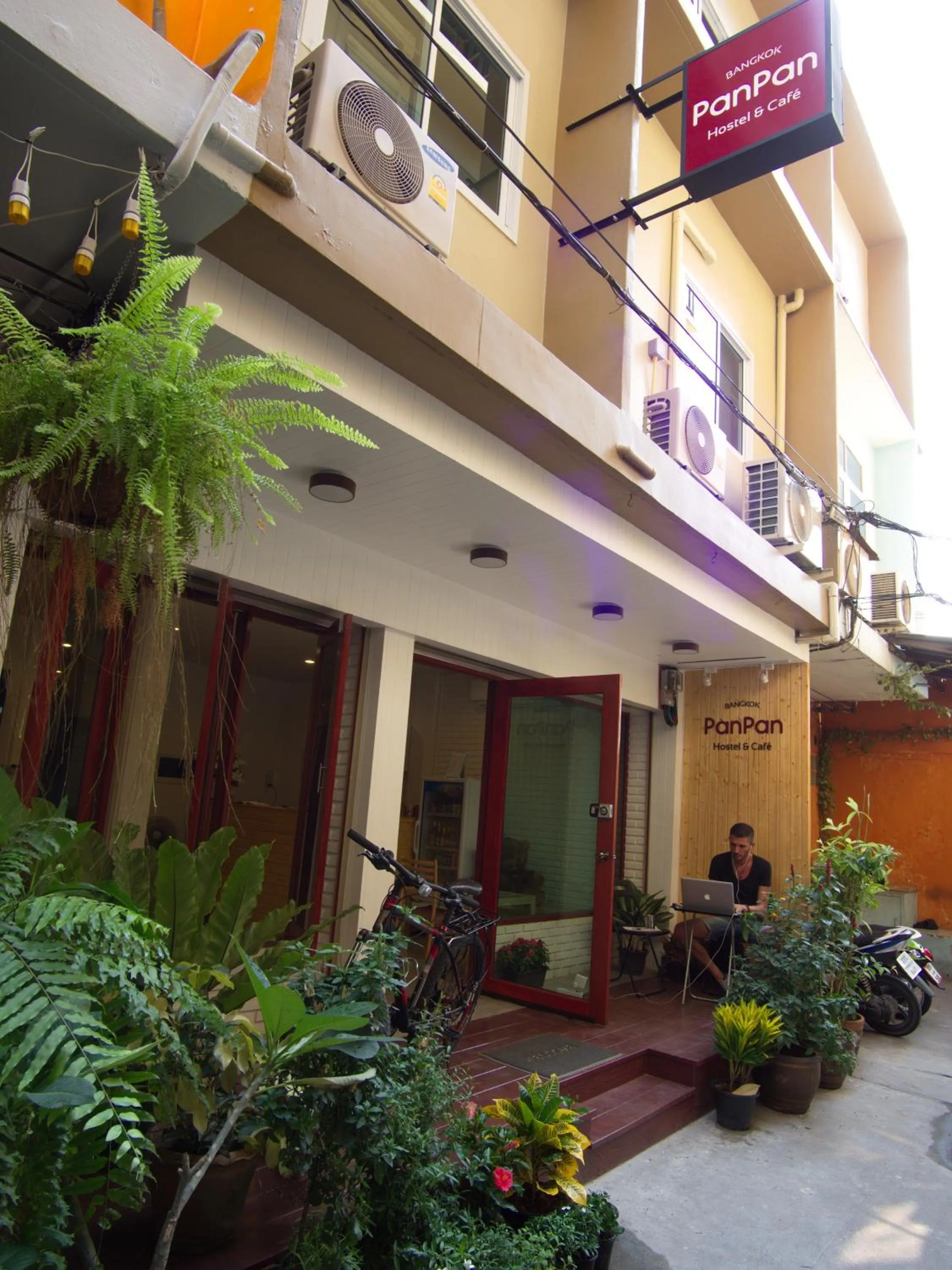 Facade/entrance in PanPan Hostel