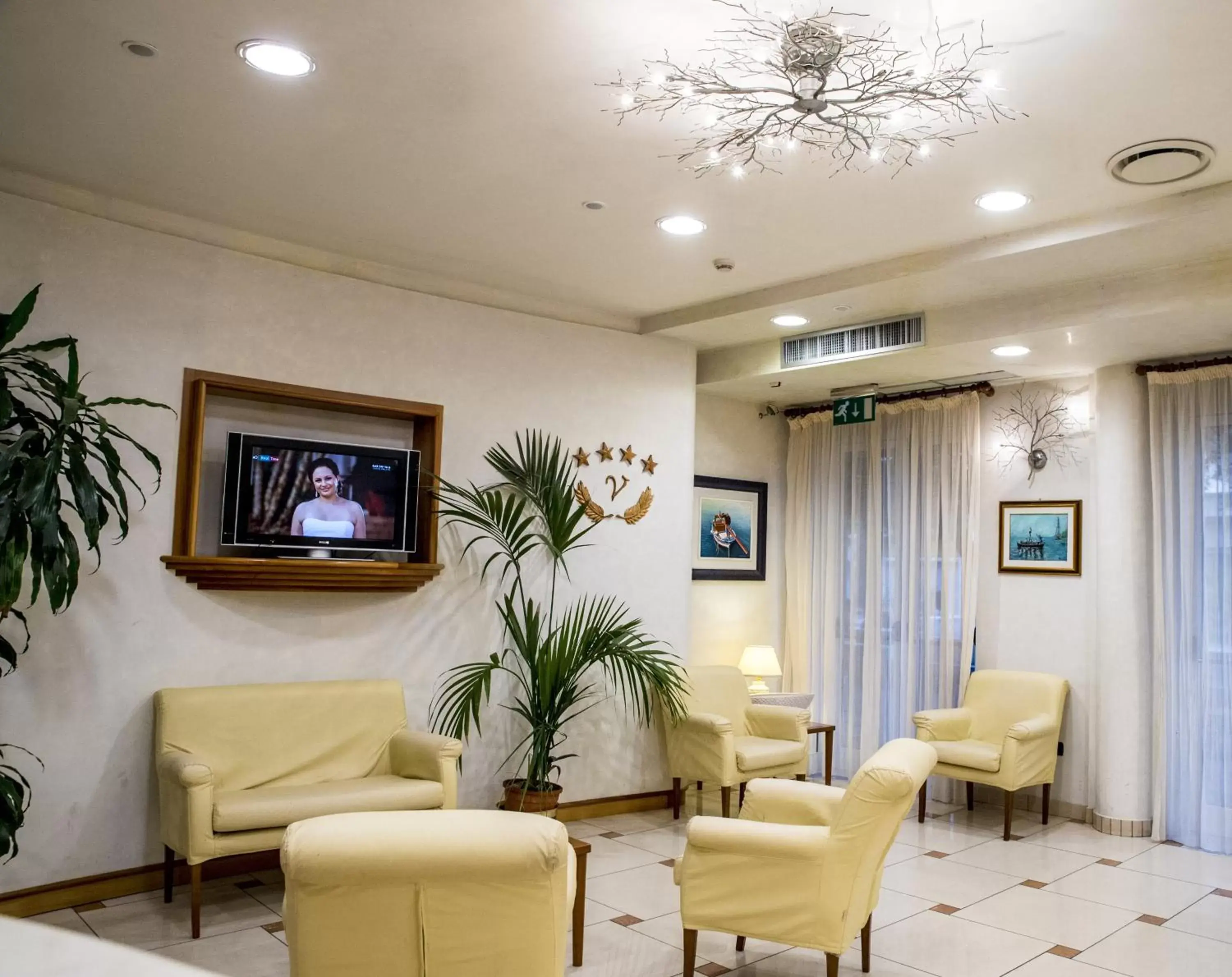 Communal lounge/ TV room, Seating Area in Grand Hotel Victoria