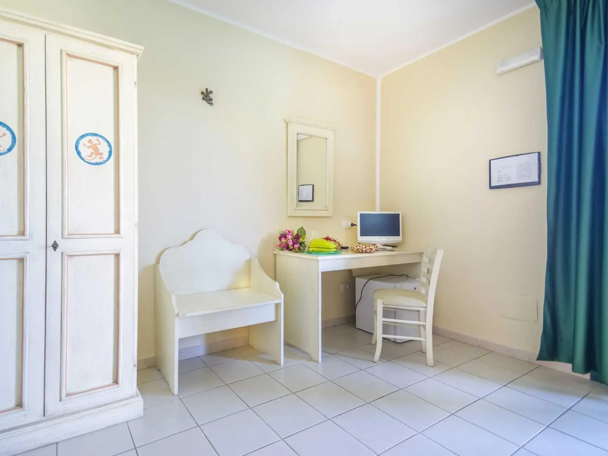 Shower, Seating Area in Hotel Ariadimari