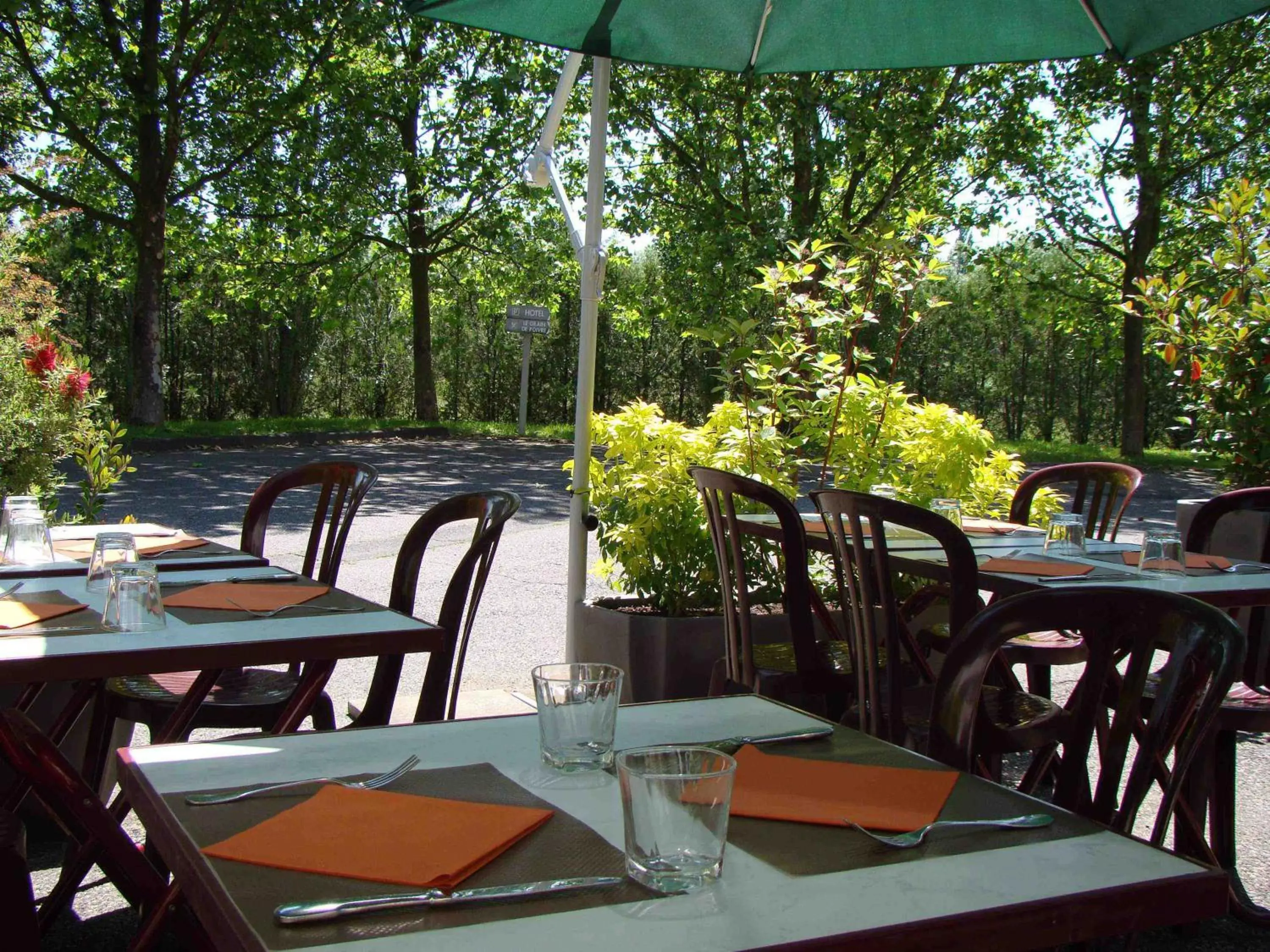 Garden, Restaurant/Places to Eat in LOGIS Hôtel Le Moulin Des Gardelles