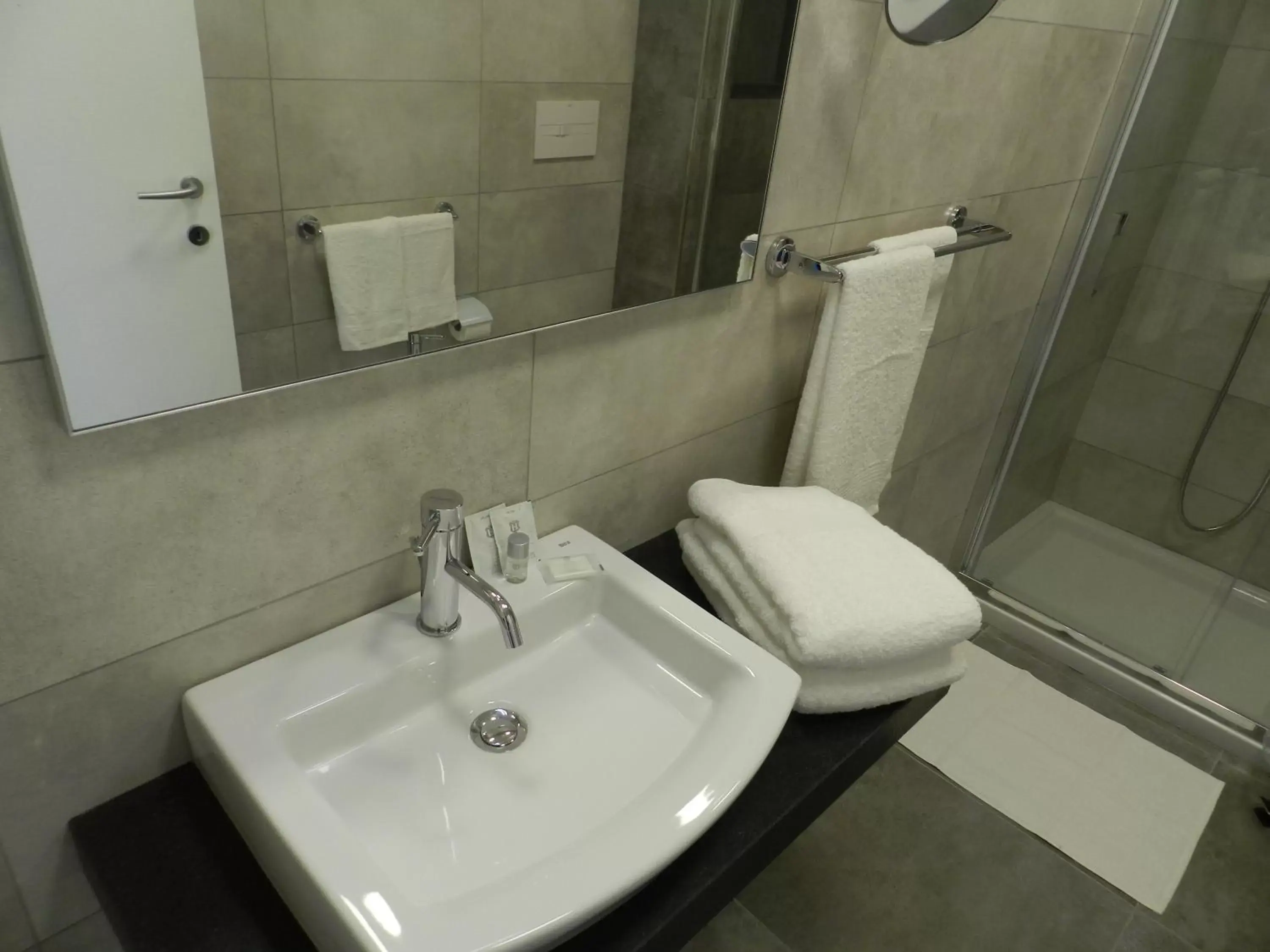 Bathroom in Erasmus Hotel